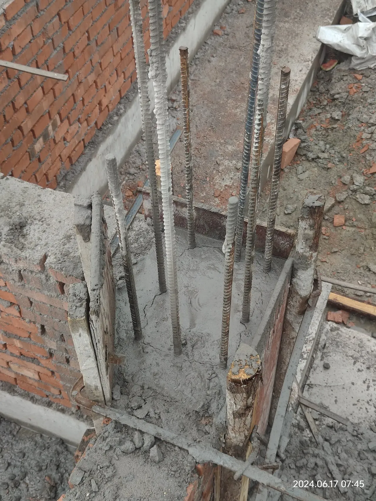 自建房柱子,昨天下午浇筑,过了一夜,上午看有裂缝,是没浇水的原因吗?