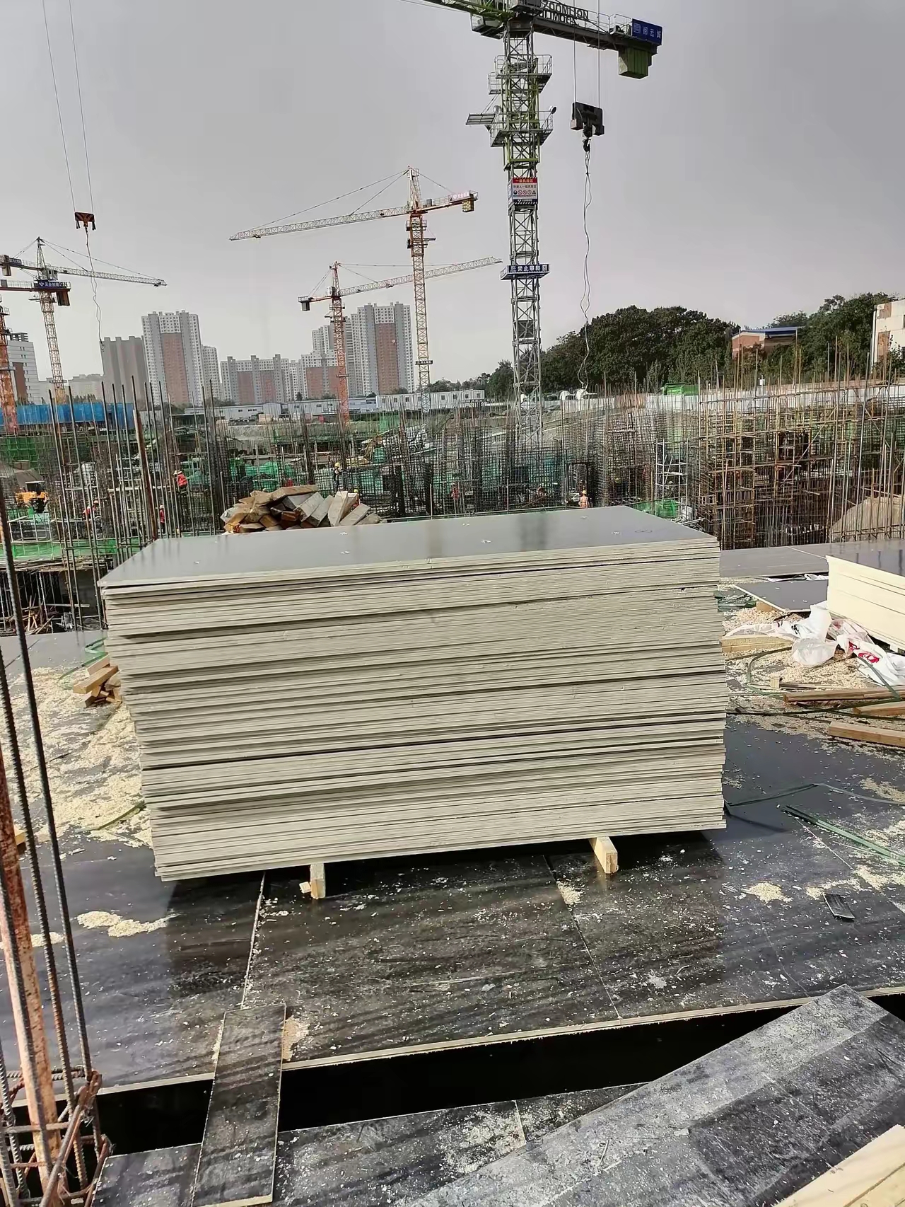 工地新来的一帮木工开始做地下室模板,层高4