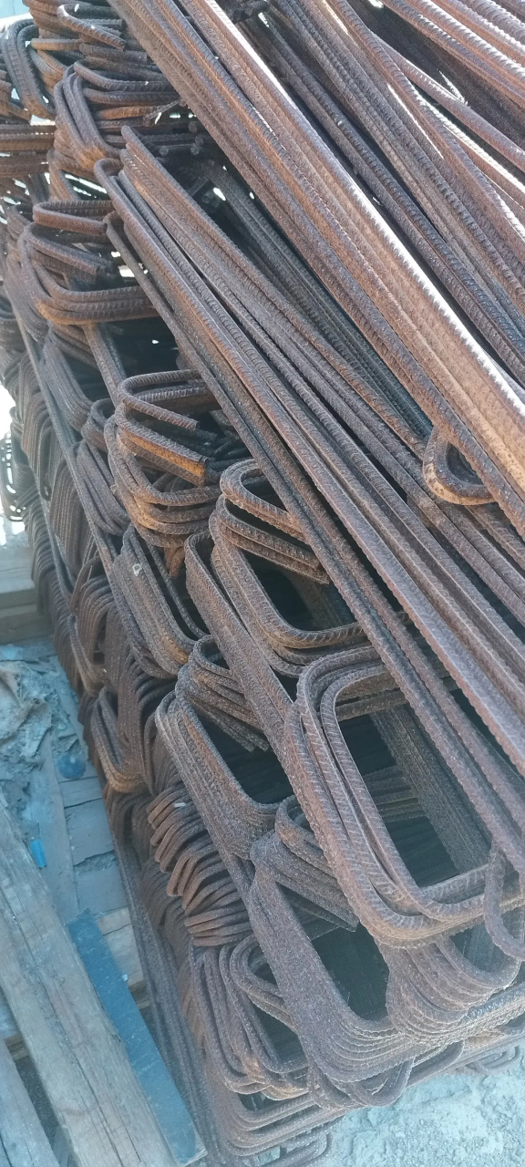 我们项目总工跟监理解释到,这种锈是表面浮锈,除锈即可,不影响钢筋