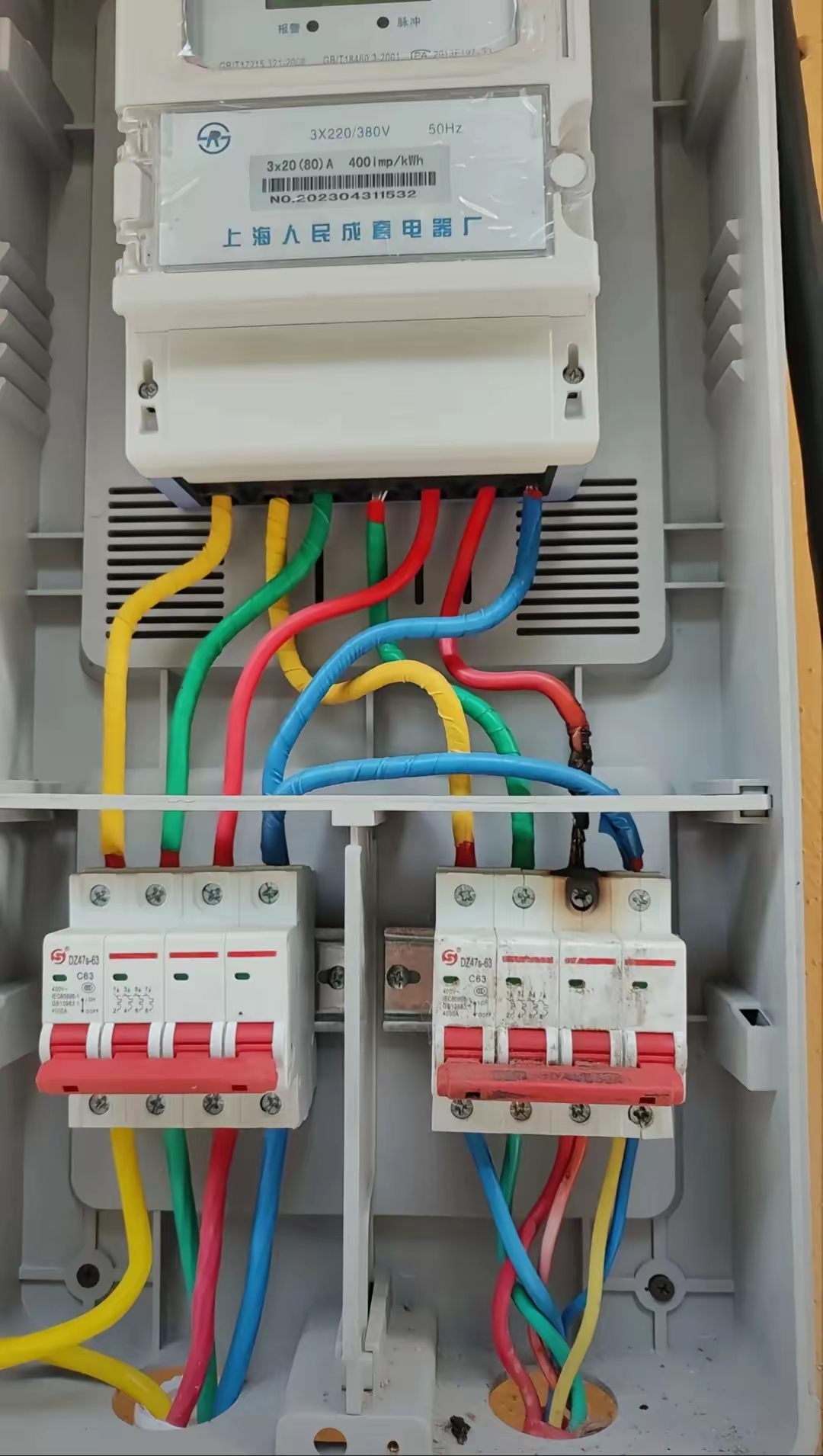 请教一下电工师傅们,家里电表箱里的空气开关总是烧是怎么回事?