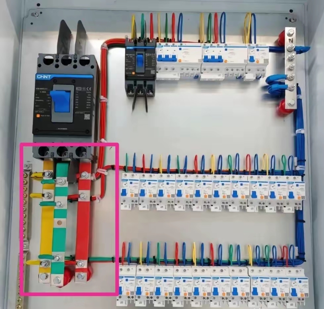 这是同行做的一个配电箱,我想破脑袋没想明白主开关下面的铜排有啥用?