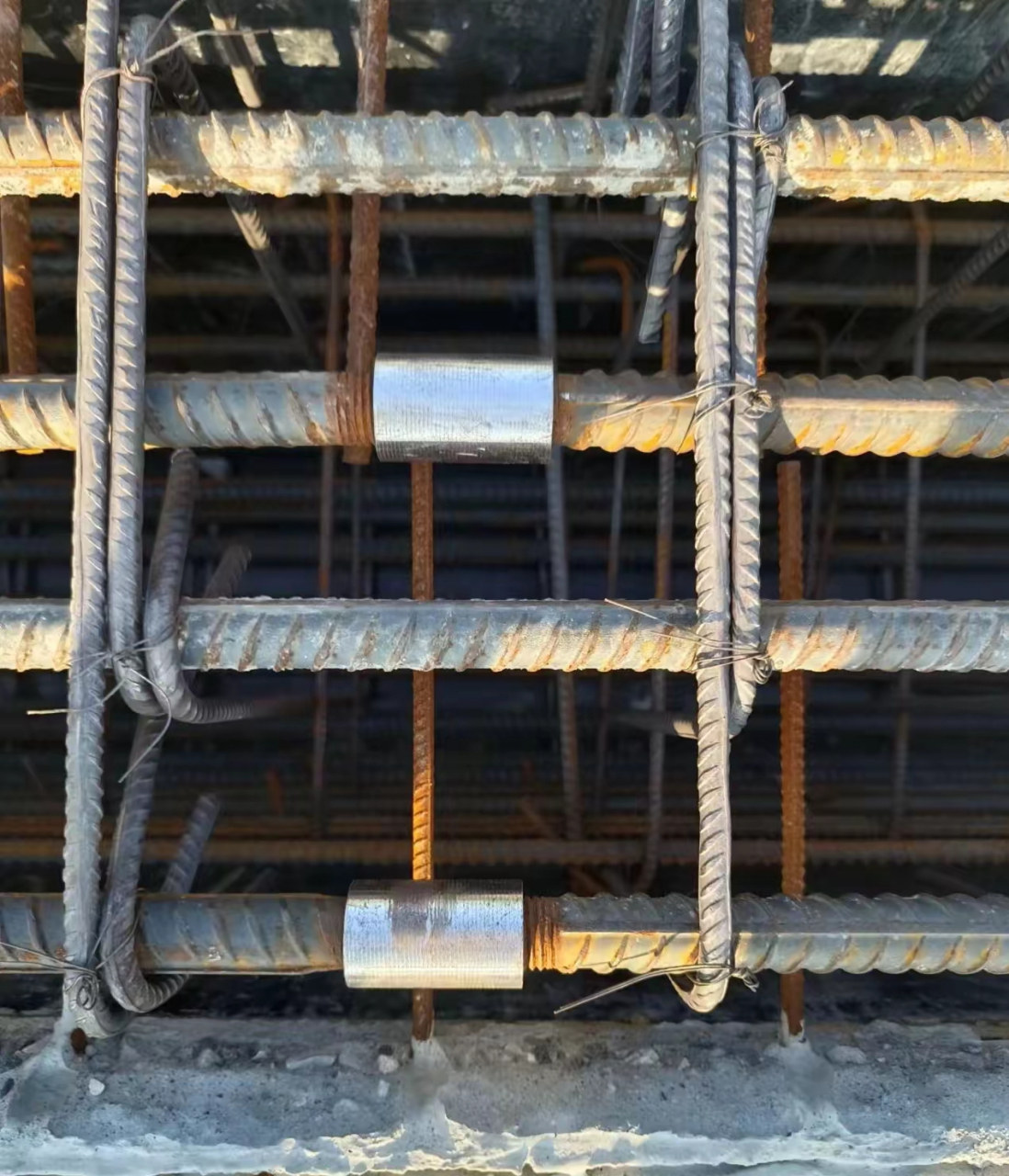 今天监理巡查现场说,说这道梁钢筋两个直螺纹接头露丝太长,要求施工方