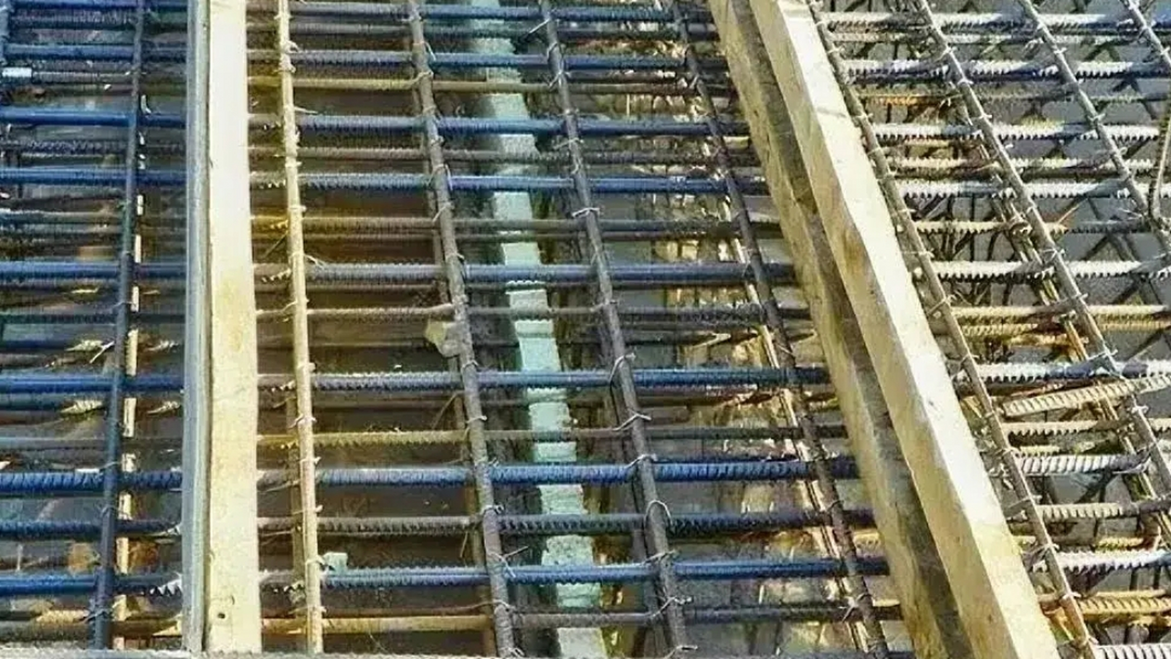 后浇带钢筋是否可以百分之百搭接! 后浇带的钢筋可以100%搭接吗?现在