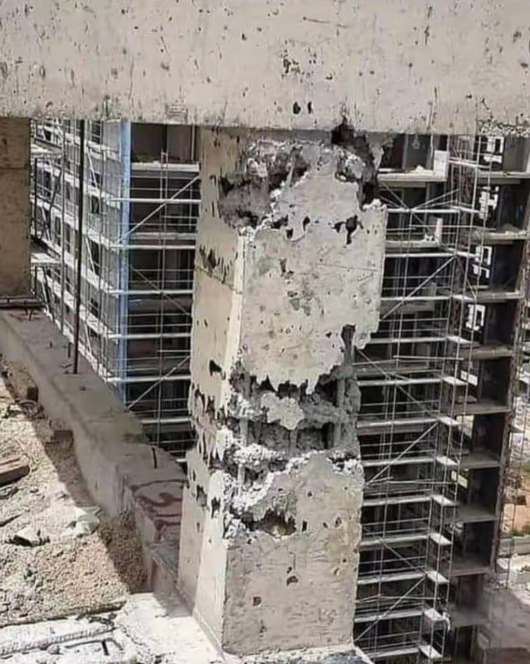 5米混凝土存在爆裂现象,竖向受力钢筋呈"灯笼"状外鼓.