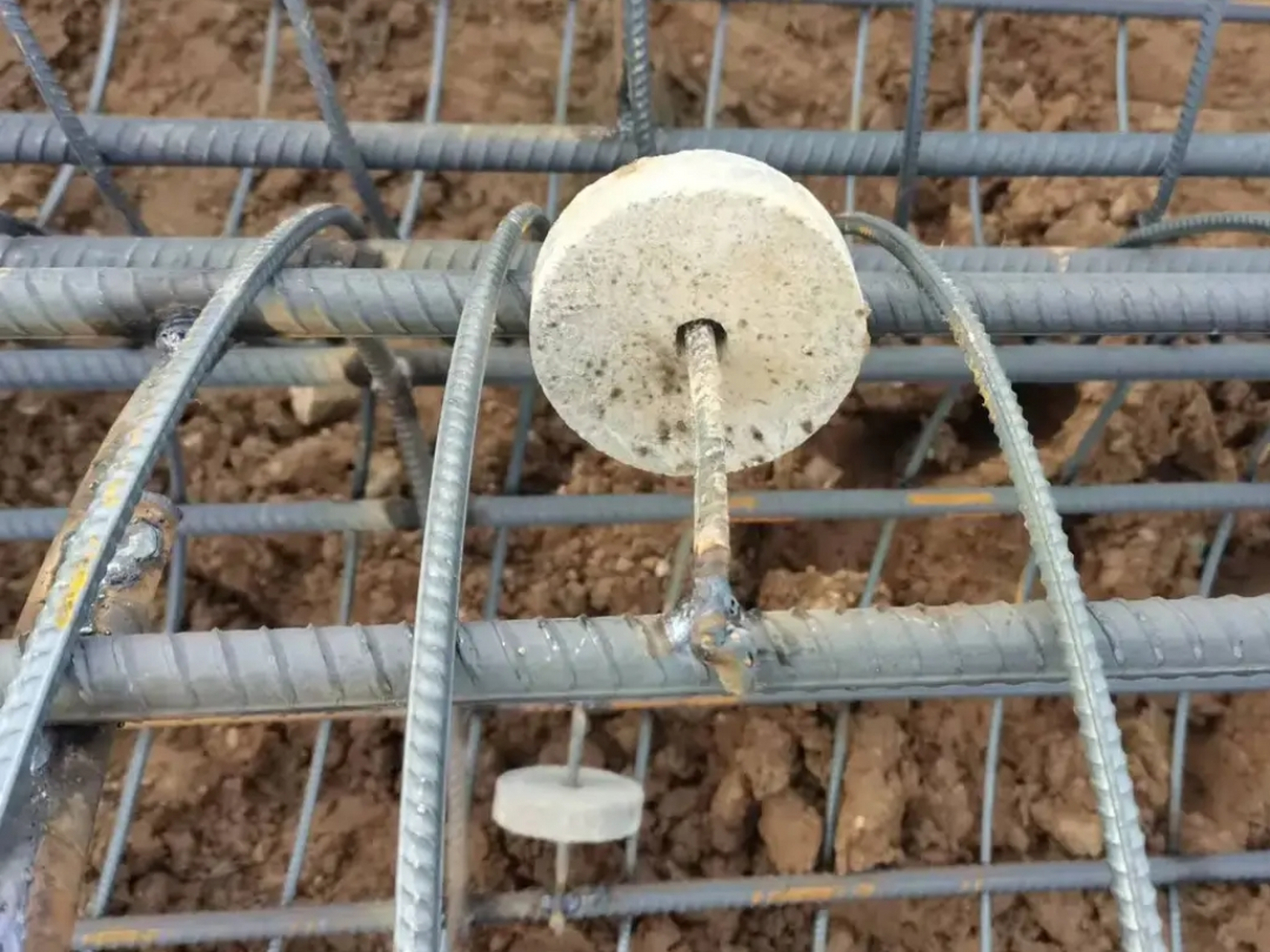 监理单位:围护桩钢筋笼定位钢筋不能用砼转轮垫块代替.