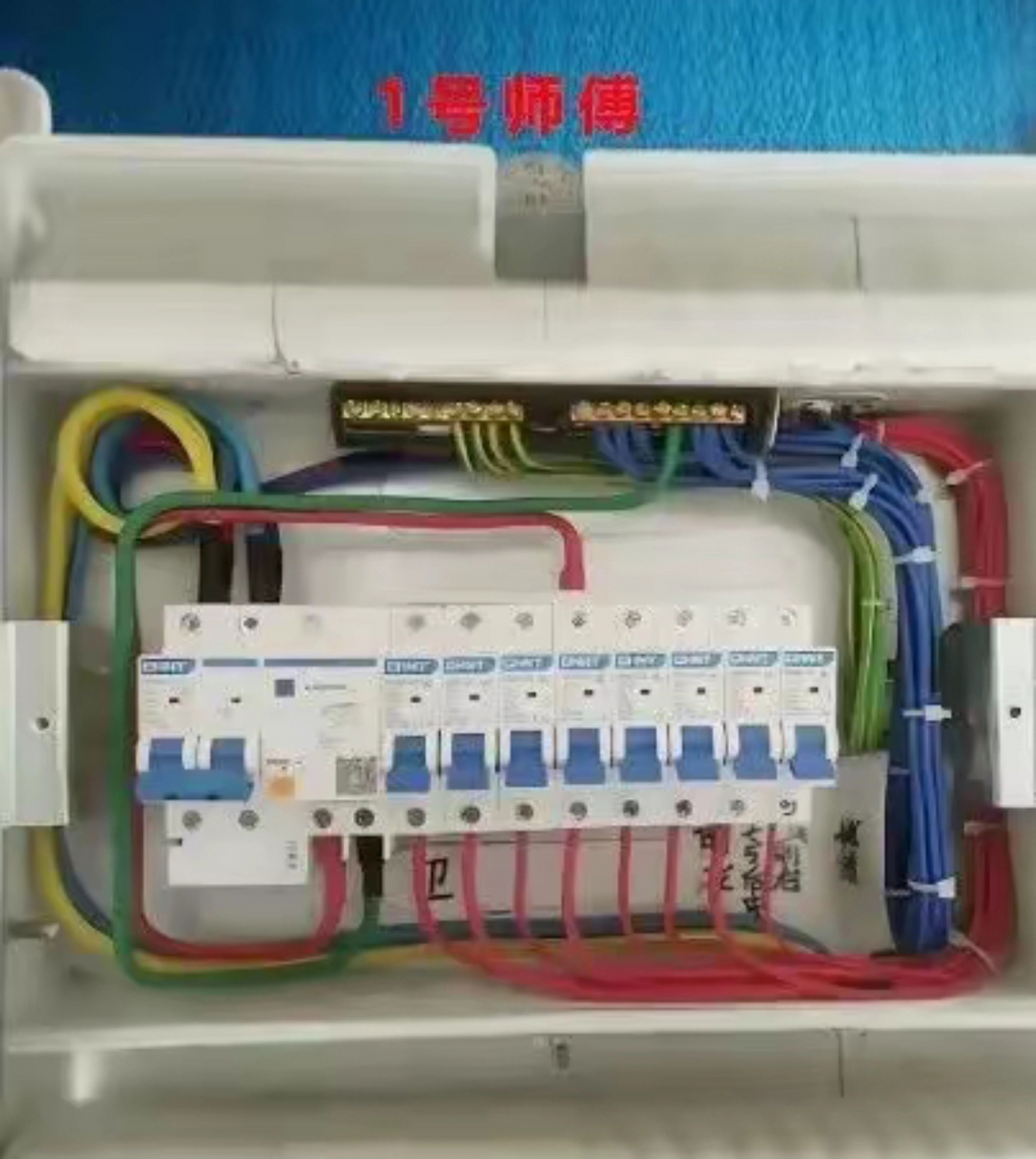 2号师傅用空开做总闸. 你们觉得哪位做的比较好?#电工