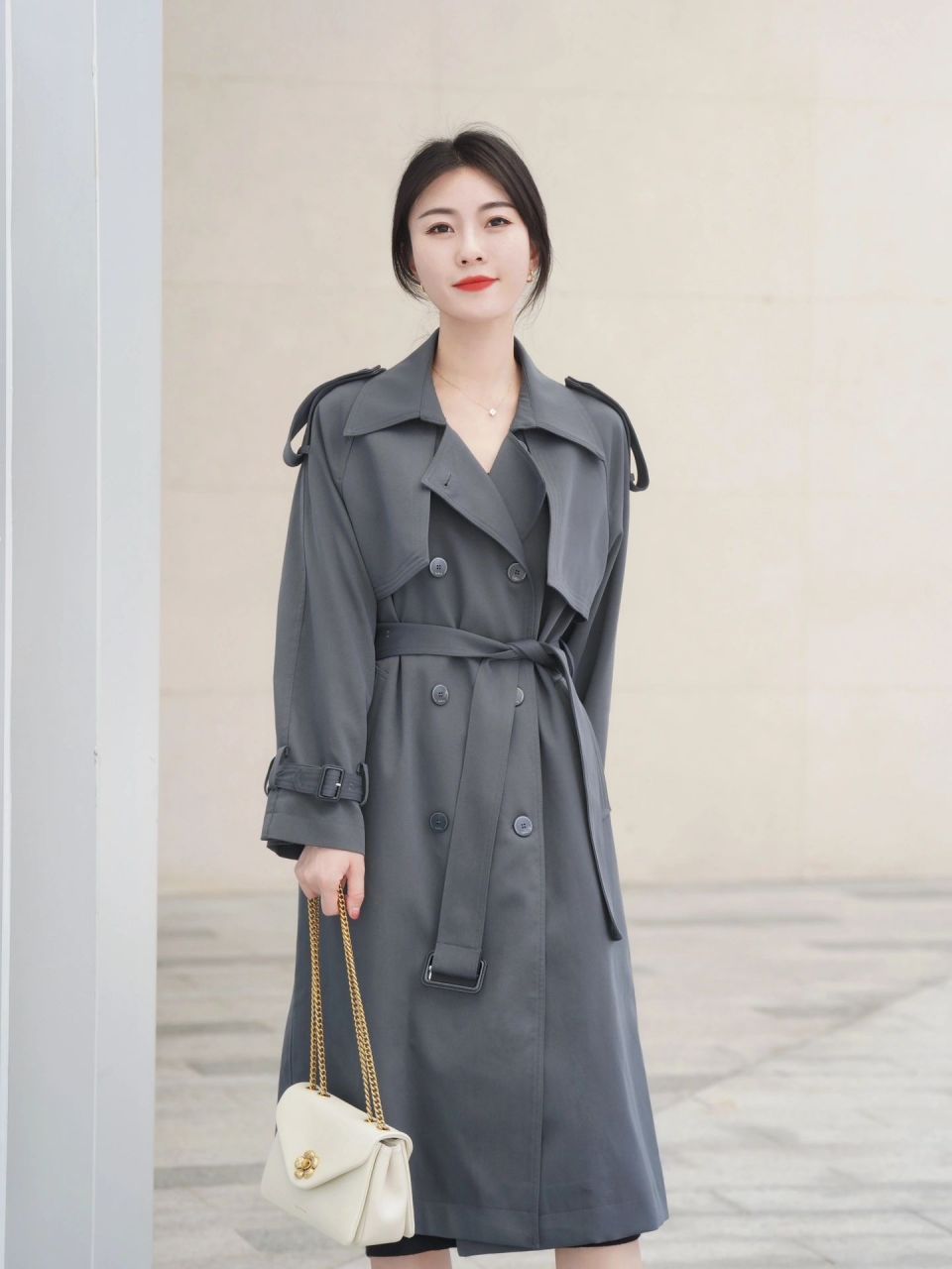 提前进入秋天,生产线灰色的风衣配搭黑色的连衣裙,这样的穿搭显得简约