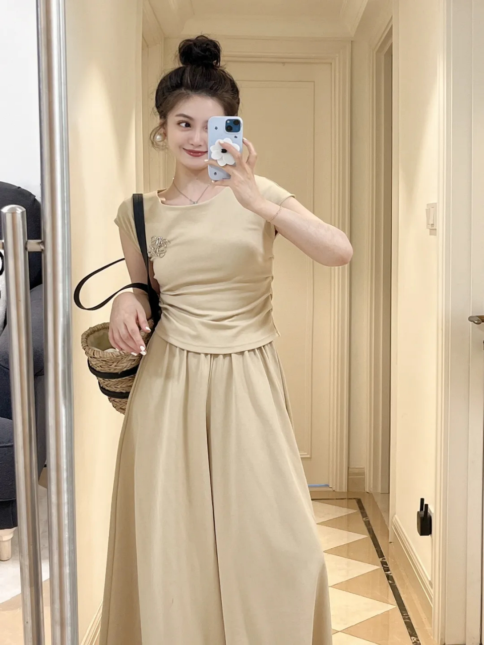 99个人推荐杏色短袖搭配同色系列阔腿裤,既漂亮又大方!