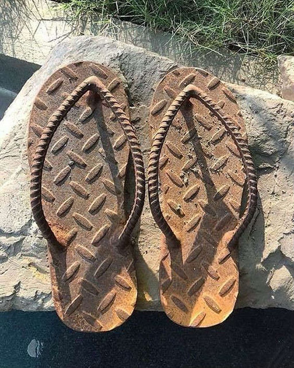 这鞋肯定结实,人走鞋还在