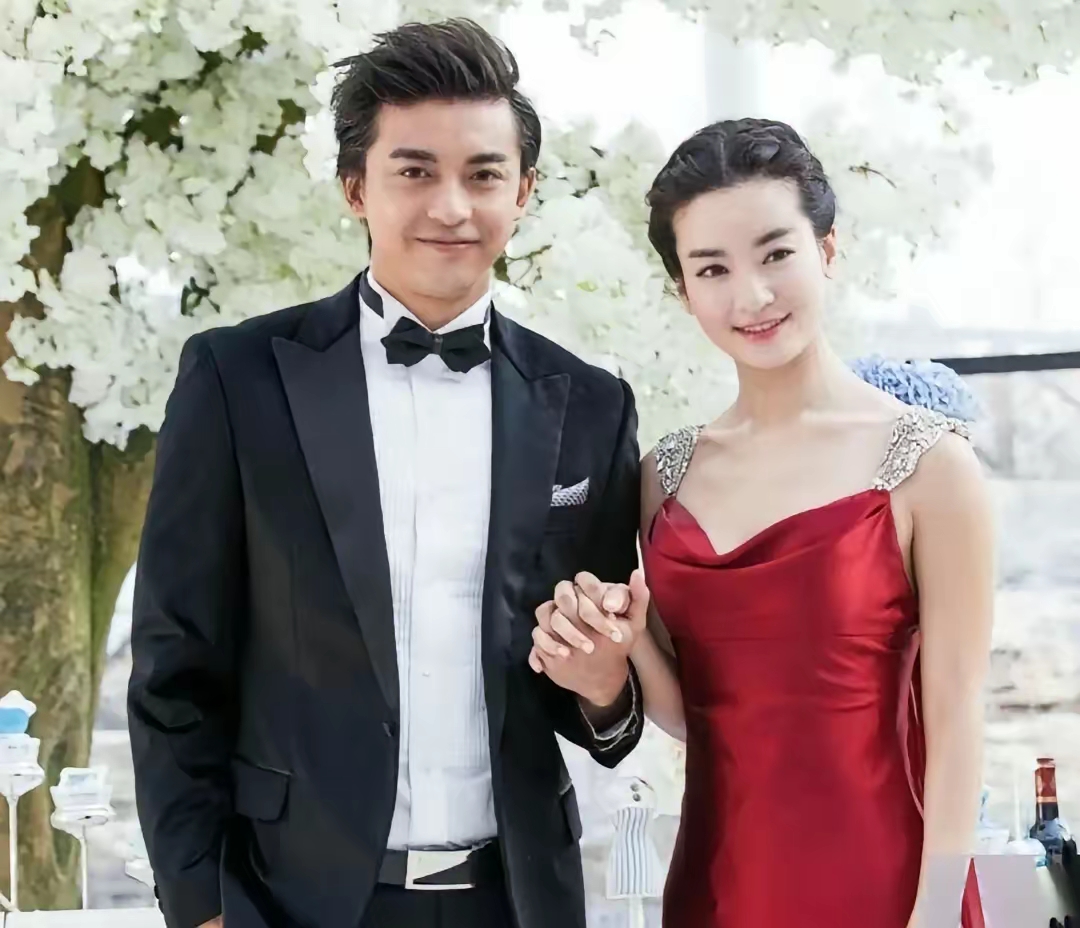 李晟和李佳航因《新还珠格格》结缘,那时26岁的李晟灵动俏皮,李佳航藏