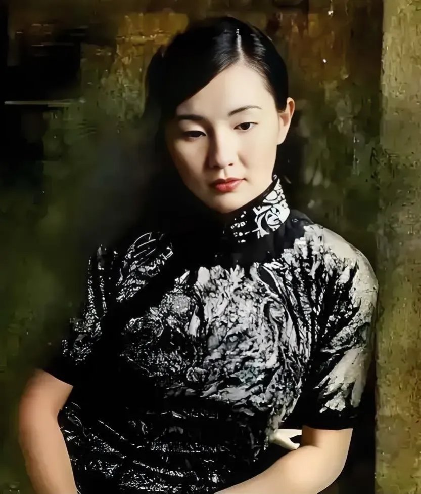 我60岁,单身,息影20年, 身高169cm,宽肩细腰,天生旗袍架子