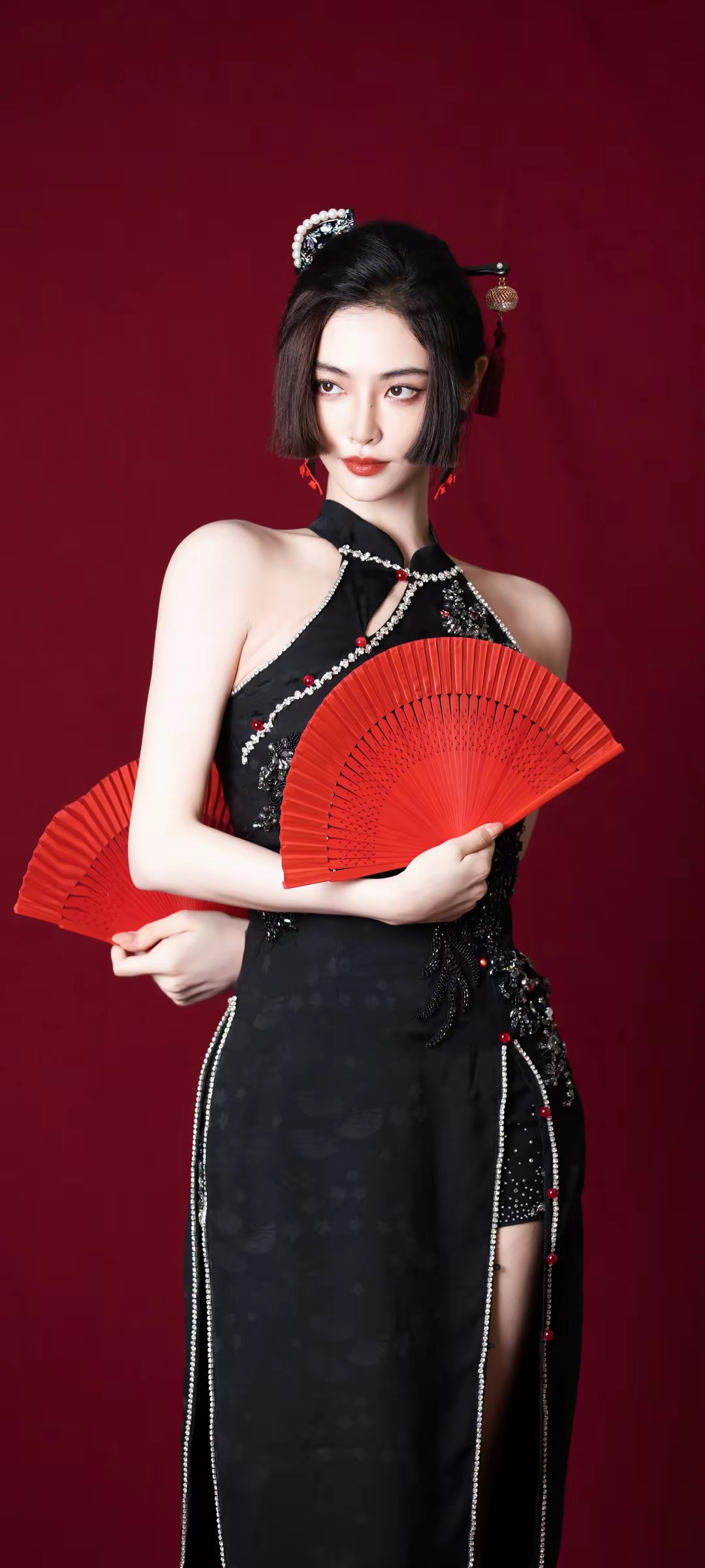 美女壁纸～许佳琪,一袭黑色旗袍,手持红色小扇子,温婉古典美,一眼万年