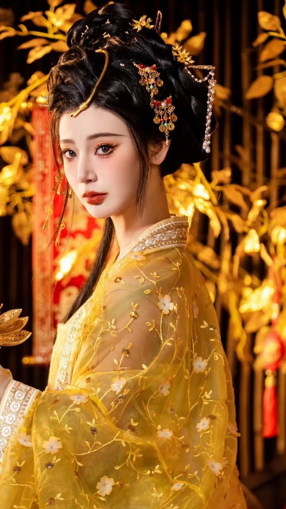 美女壁纸～这身金色的汉服真好看,适合参加古装剧聚会 #春节娱乐不