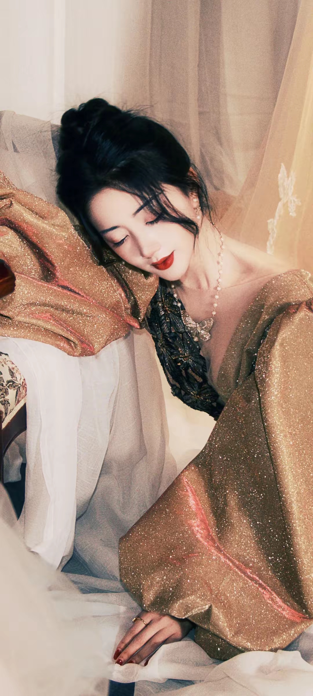 美女壁纸～陈欣予,这一身闪闪发光的裙子也太美了吧 #春节娱乐不打烊