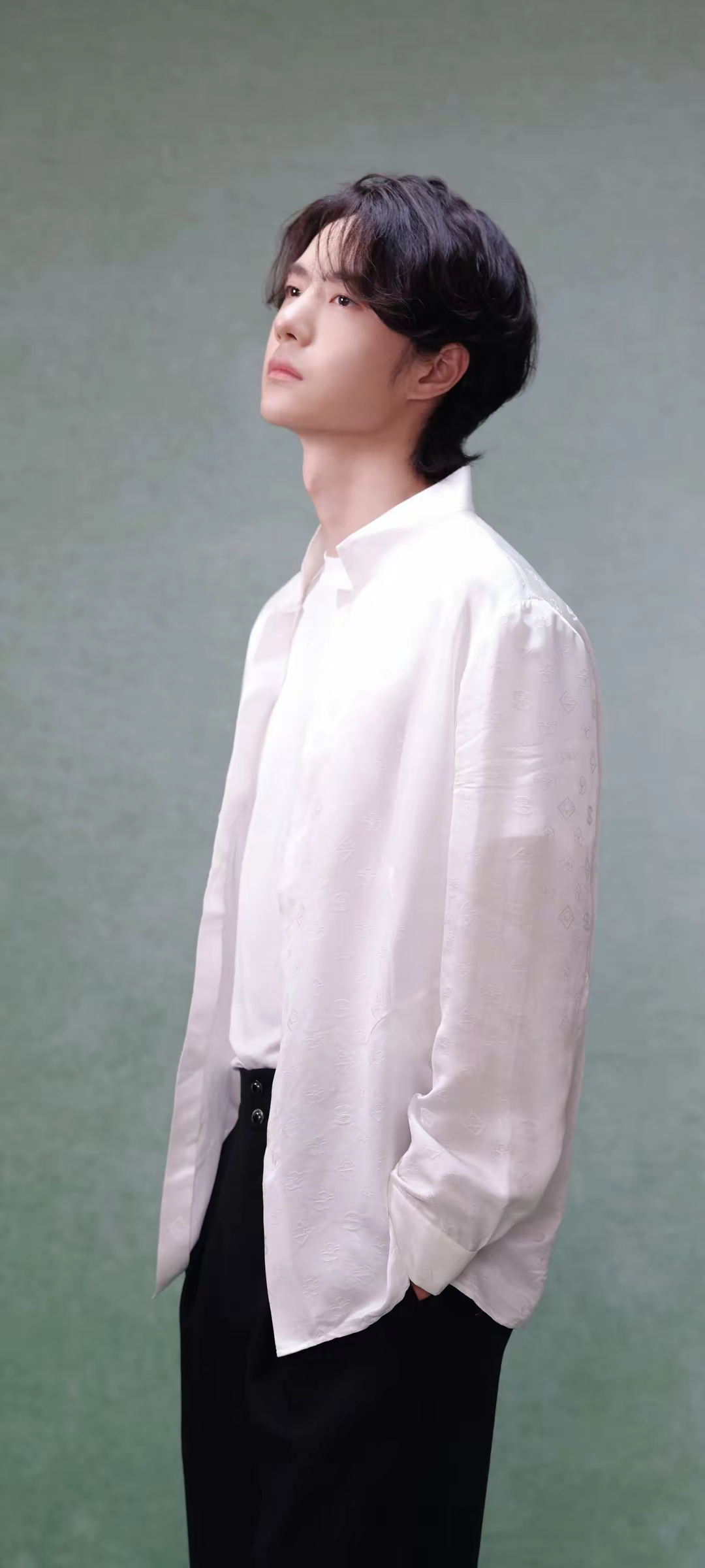 手机壁纸～王一博,白衬衫搭配黑色休闲裤,帅气十足