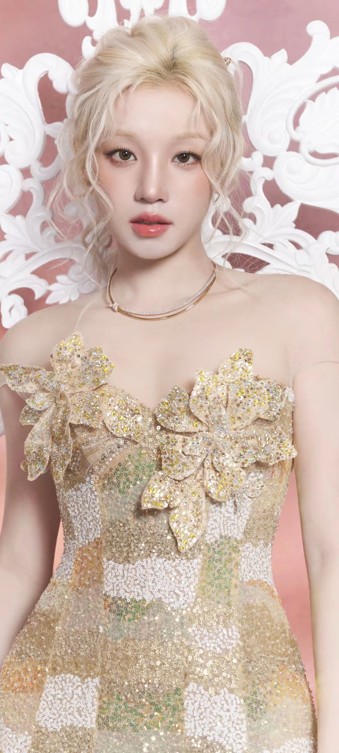 美女壁纸～宋雨琦身穿一袭金色华丽礼服,优雅气质尽显无遗,你喜欢吗