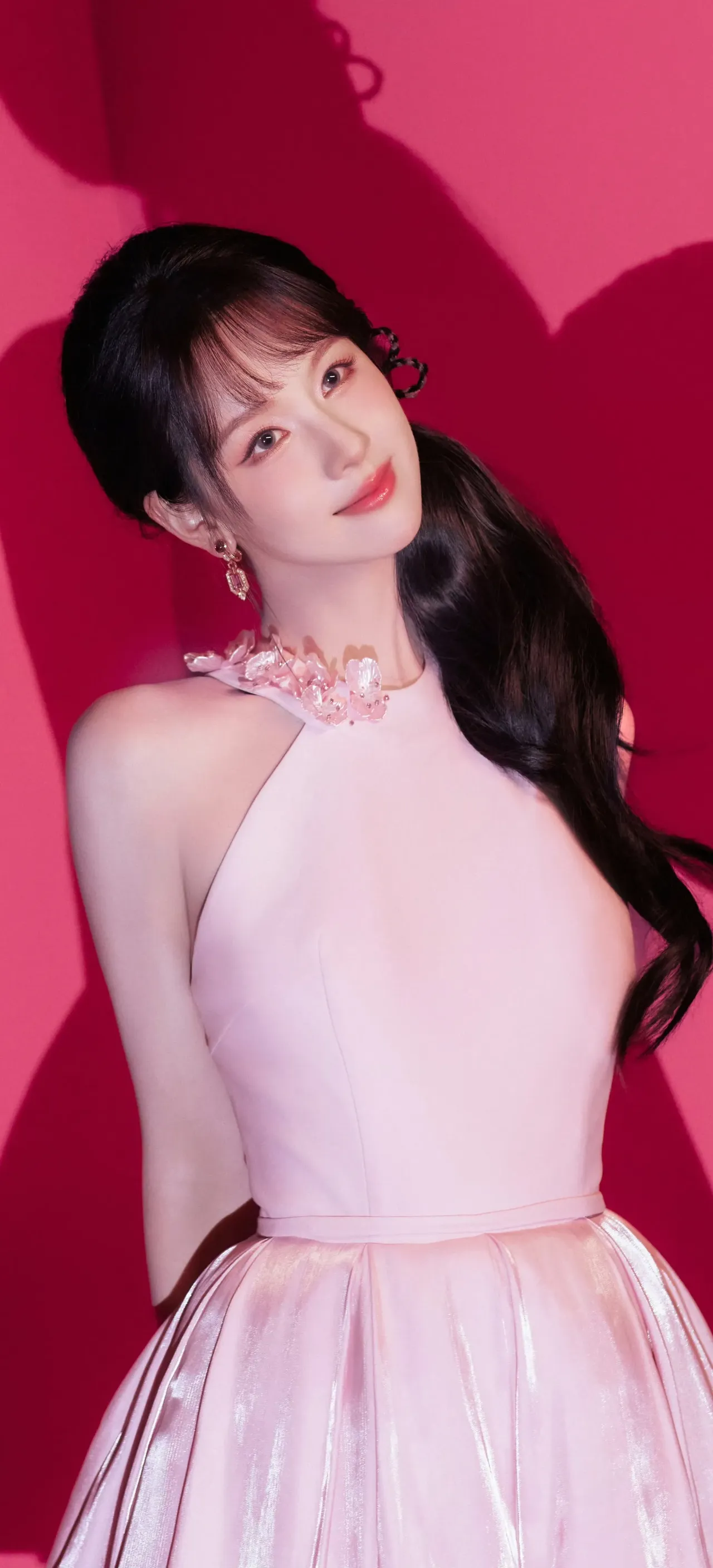 美女壁纸～一袭粉色的裙子的陈都灵,这颜值这气质,真是令人羡慕