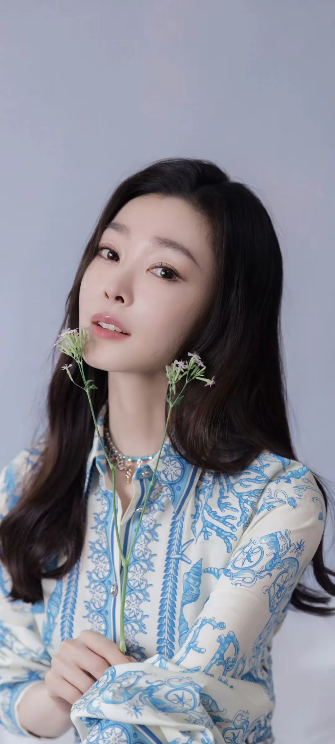 美女壁纸～宋轶手捧小花,笑容清新迷人