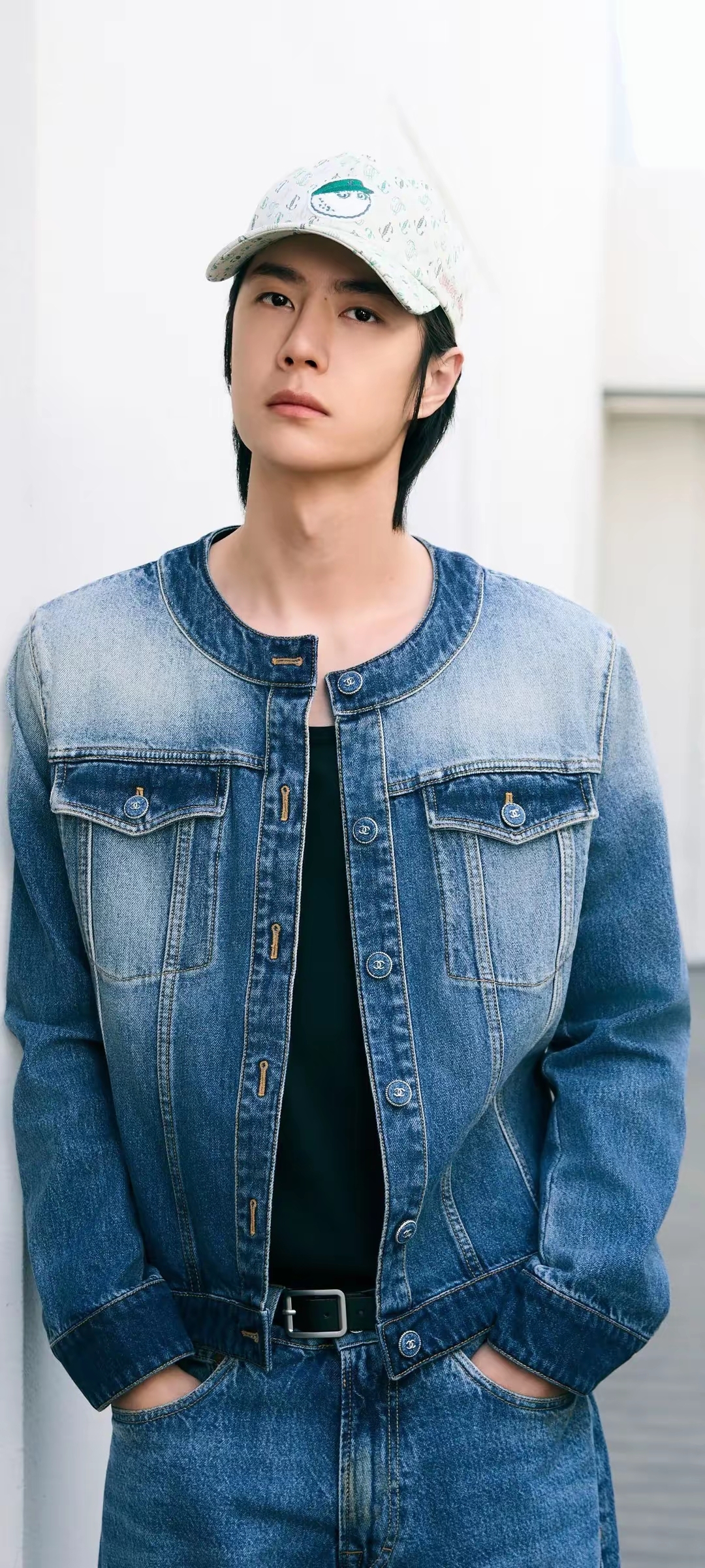 手机壁纸～王一博街头随拍,简约穿搭展现时尚态度