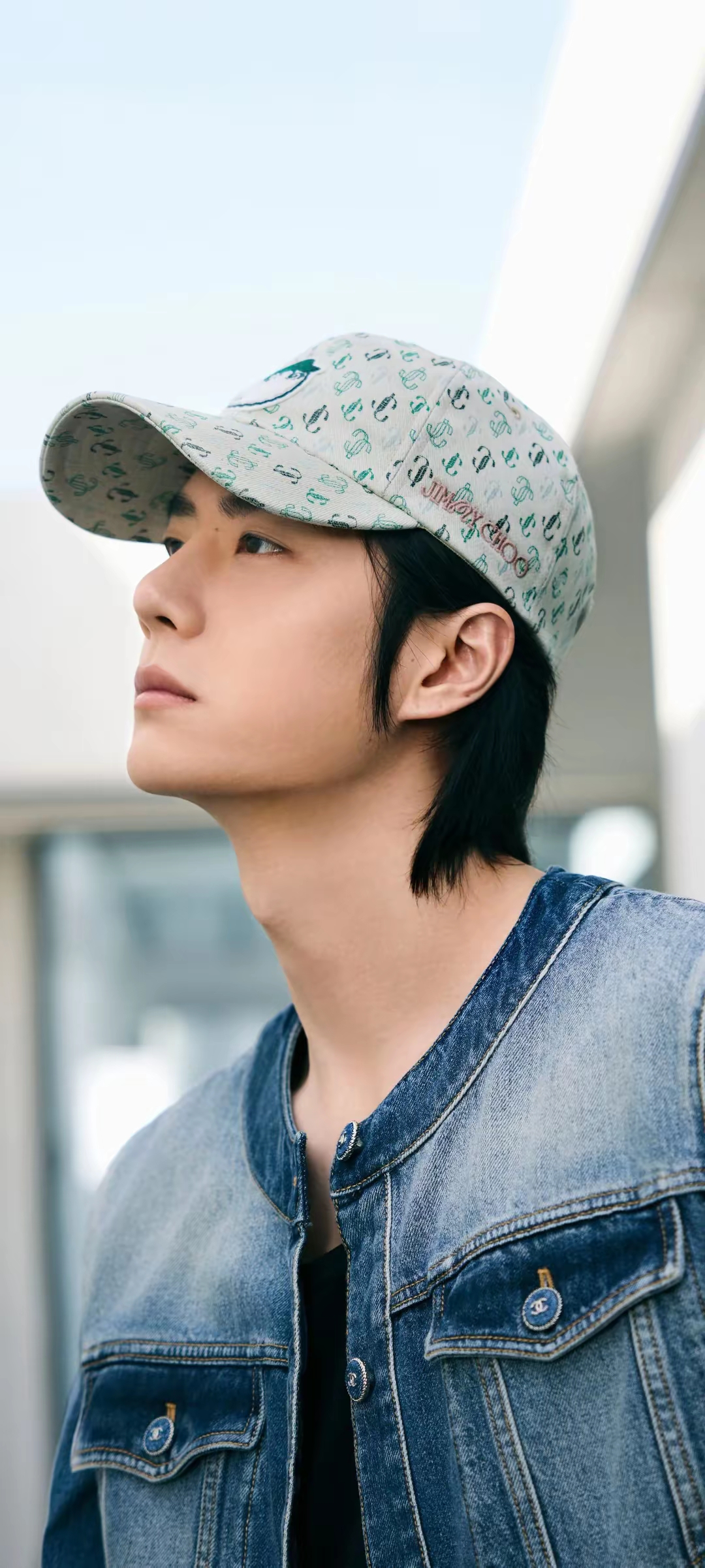 手机壁纸～王一博街头随拍,简约穿搭展现时尚态度