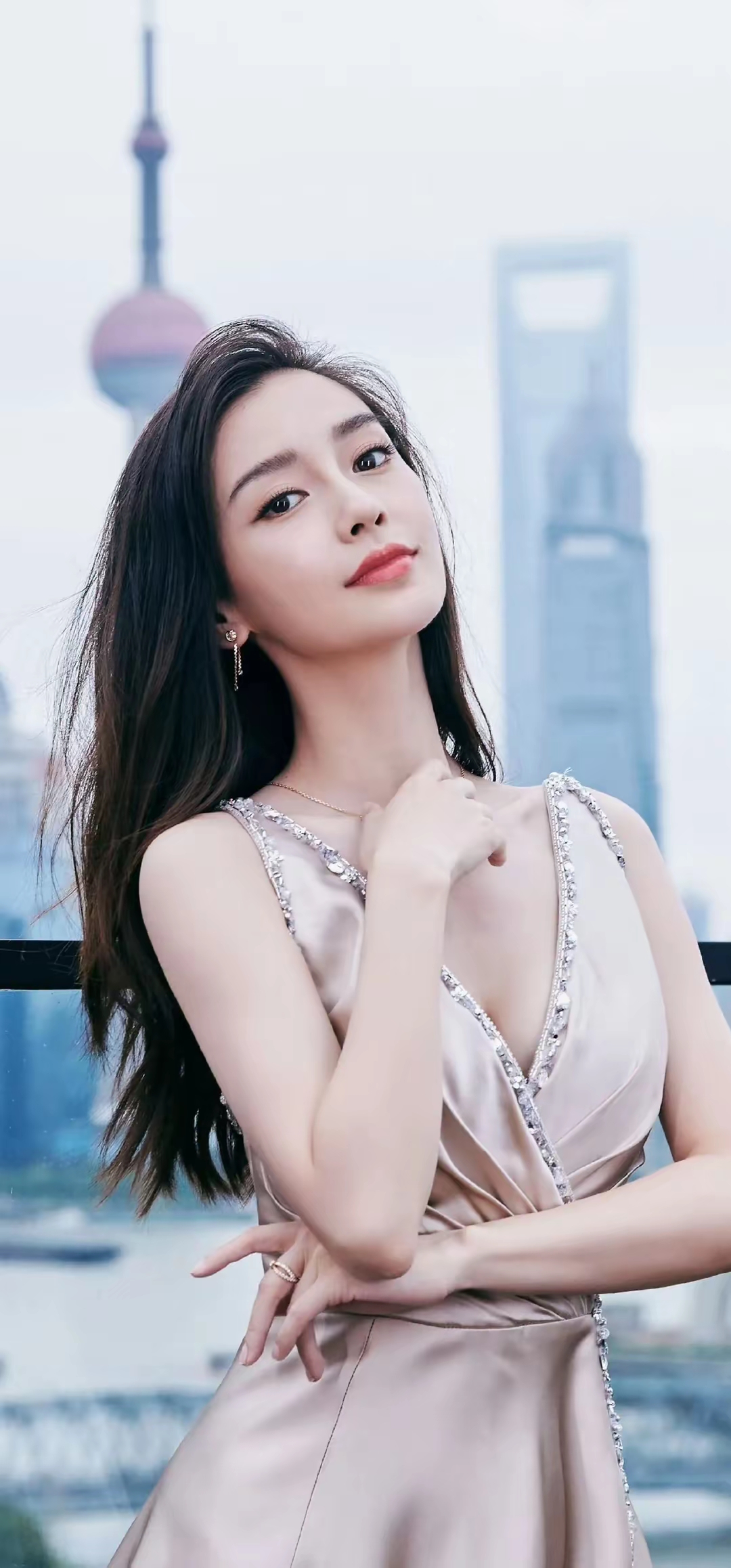 美女壁纸～angelababy杨颖,优雅绽放在上海滩明珠 #春节娱乐不打烊