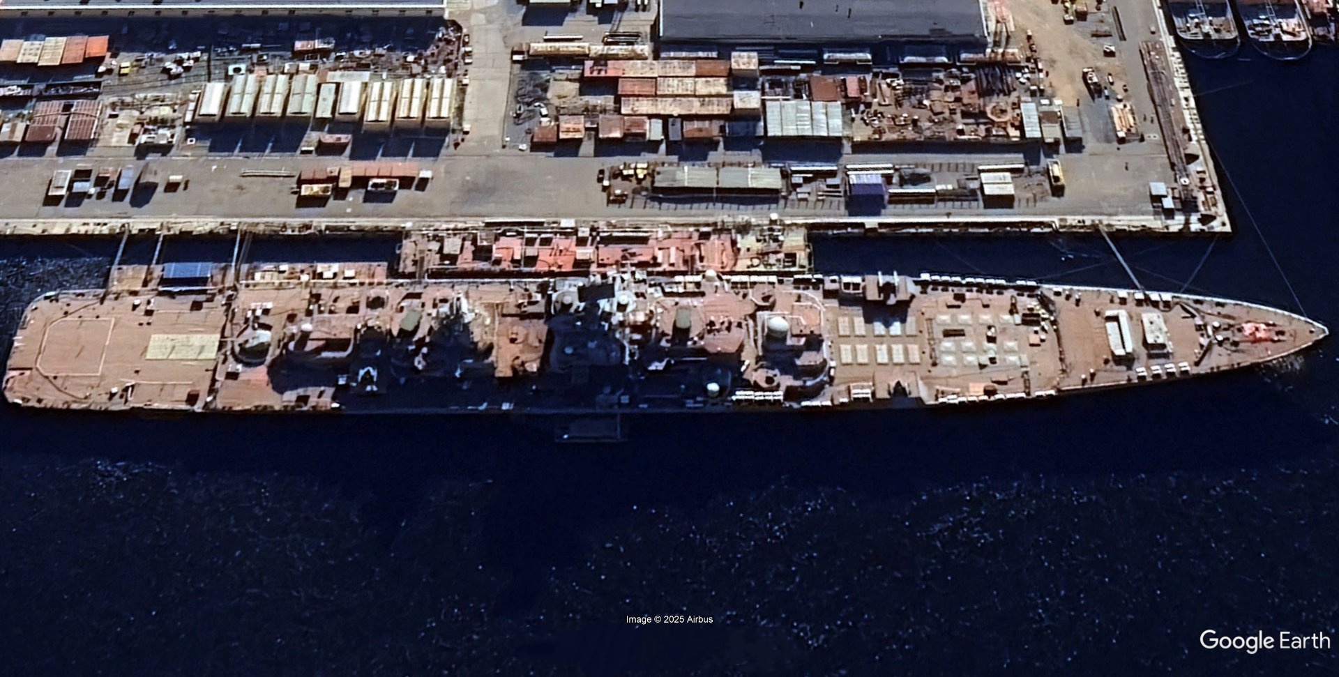 改进升级的俄海军"纳西莫夫海军上将号"核动力重型巡洋舰的卫星俯视图