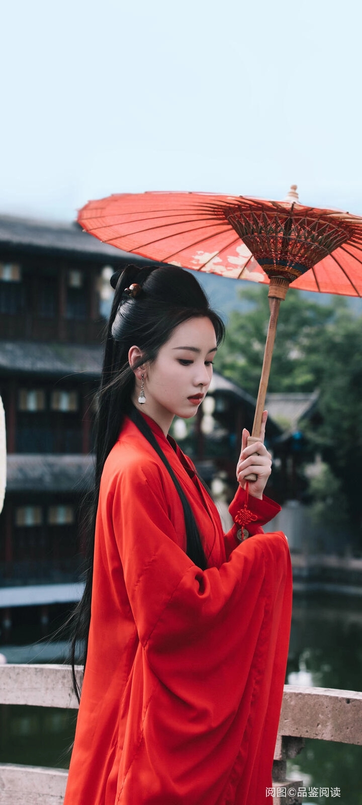 阅图c品鉴阅读,陈都灵漫步古风街,红衣墨发撑伞,宛如画中人
