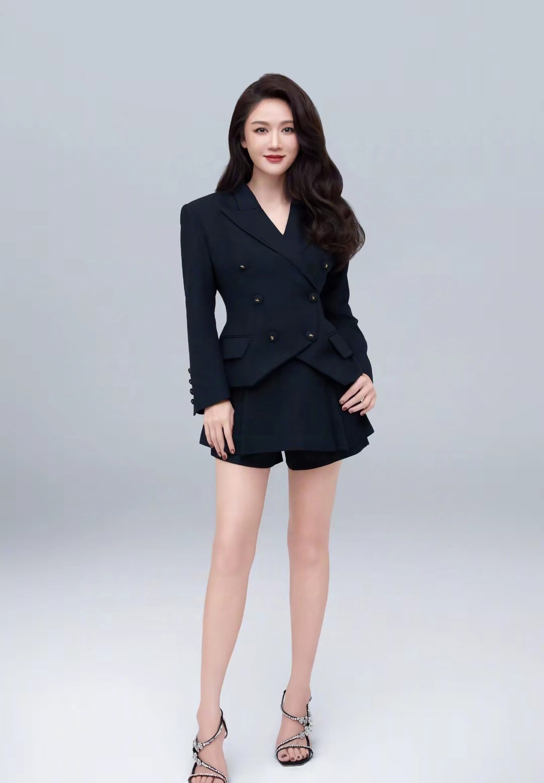 陈乔恩分享最新美照,黑色西装套裙展现大长腿魅力  近日,知名女演员陈