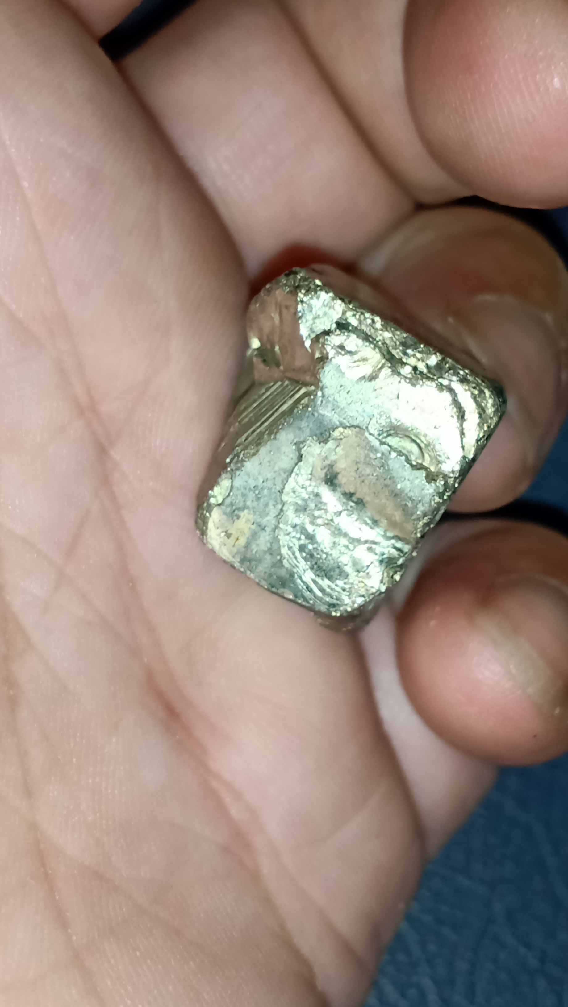 特征:银白色,比重大,刀片可切割,原石含锎元素纯度需精密仪器检测