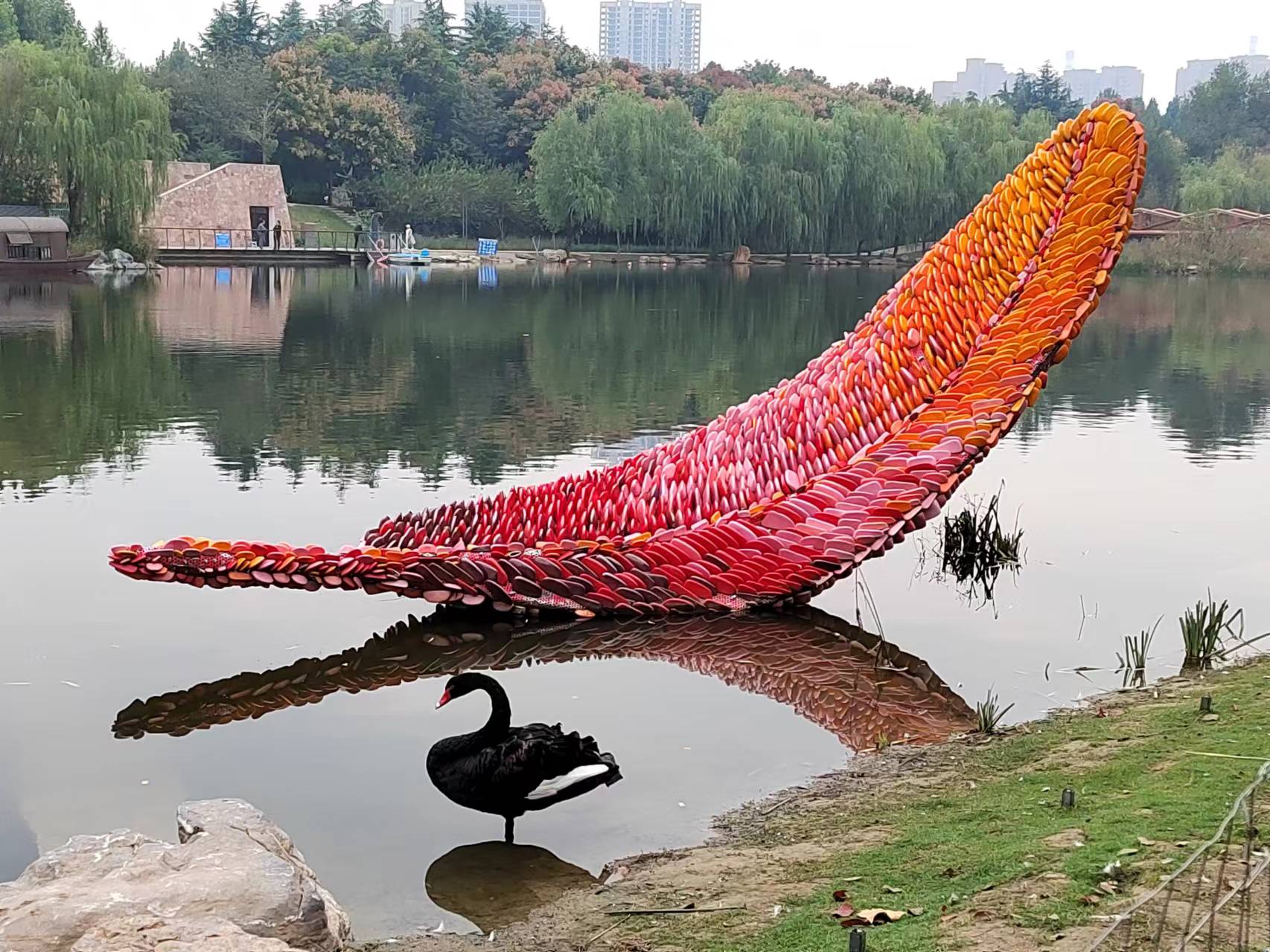 《郑州雕塑公园》  雕塑公园奇景多, 超凡设计靠思索.