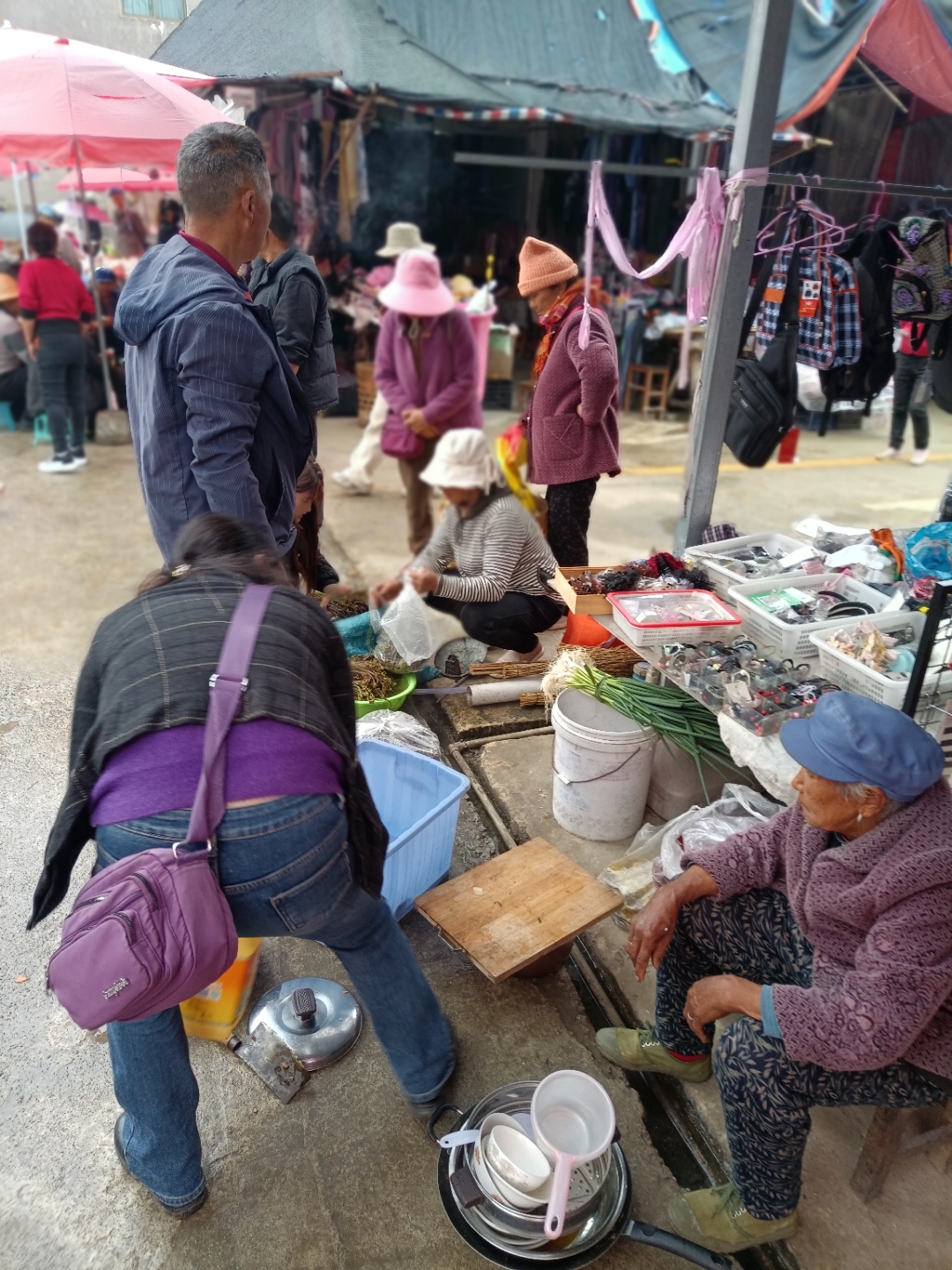 《雨幕下的烟火市集》 腾冲曲石的雨季总是来得猝不及防