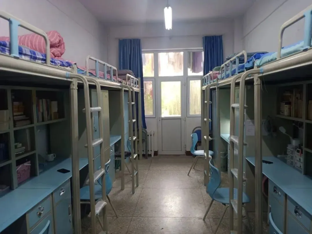 踏入长治学院的宿舍区,仿佛进入了一个温馨的小天地.