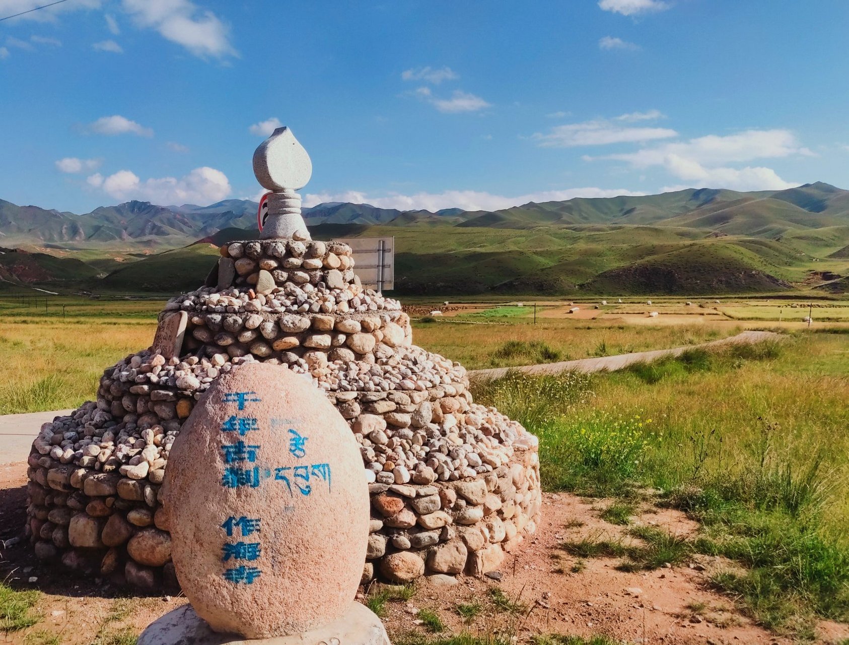 白石崖下光日仓女活佛驻锡的白石崖寺,据说是西汉建成的八角古城,有着