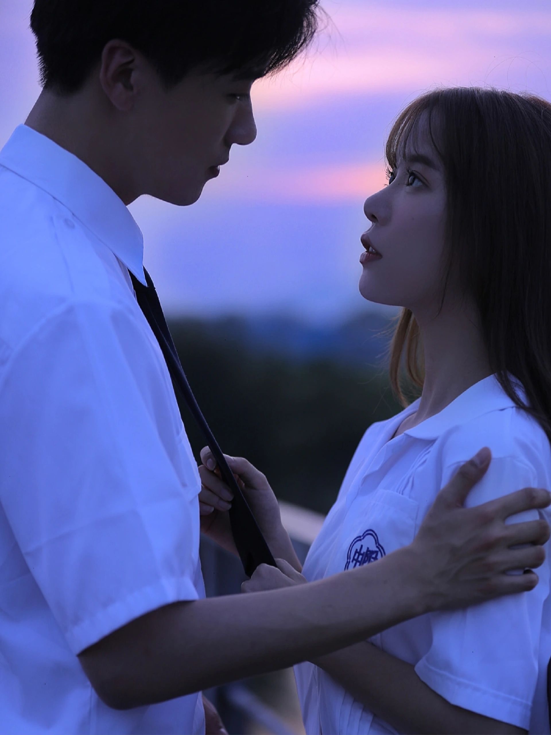 感图片男生和女生一起亲亲抱抱谈恋爱没有背景音乐男人心里有没有你