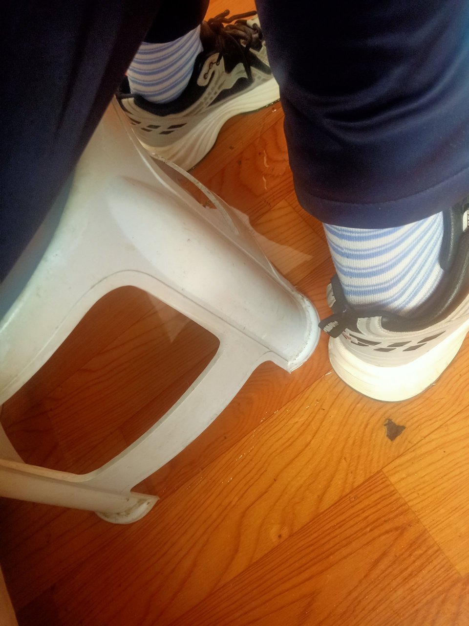 我们班的一个女生放学回家途中,没憋不住尿裤子了