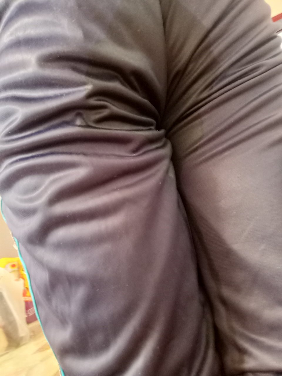 我们班的一个女生放学回家途中,没憋不住尿裤子了