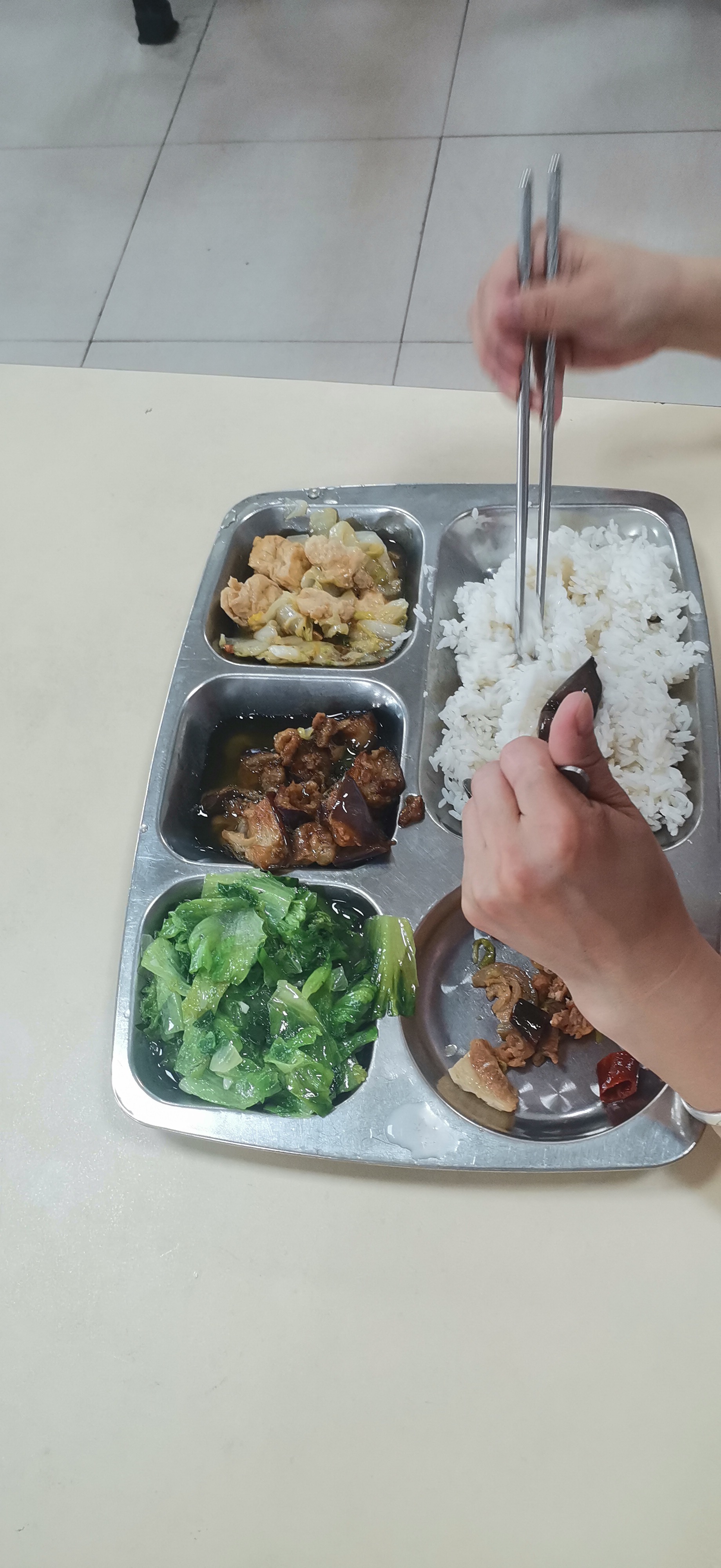 保定三中食堂图片