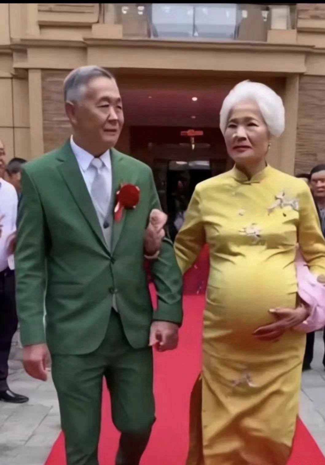 老爷爷和老奶奶年轻的时候啊,彼此就互相喜欢.