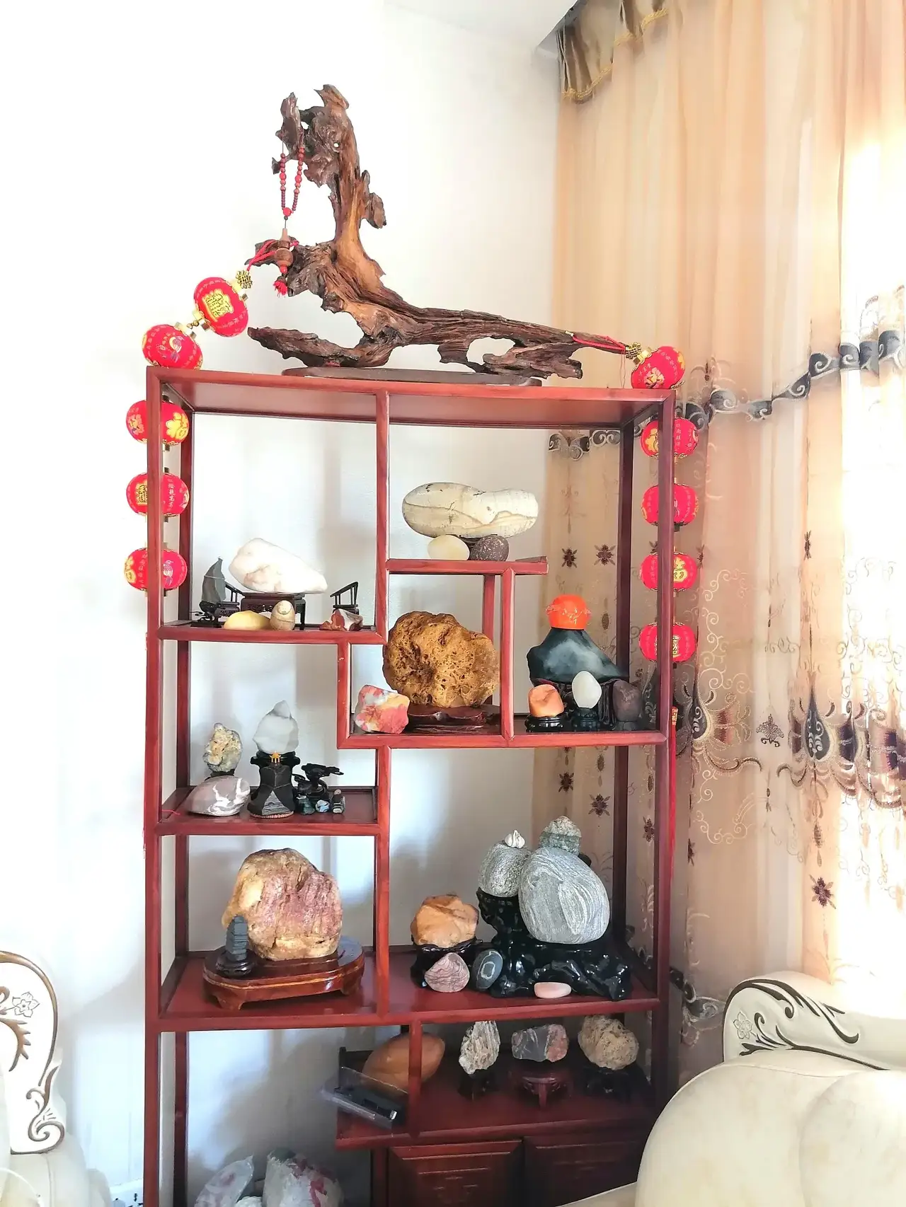 因为喜欢石头,所以在客厅的左角上布置了这么一个奇石架子,这些石头大
