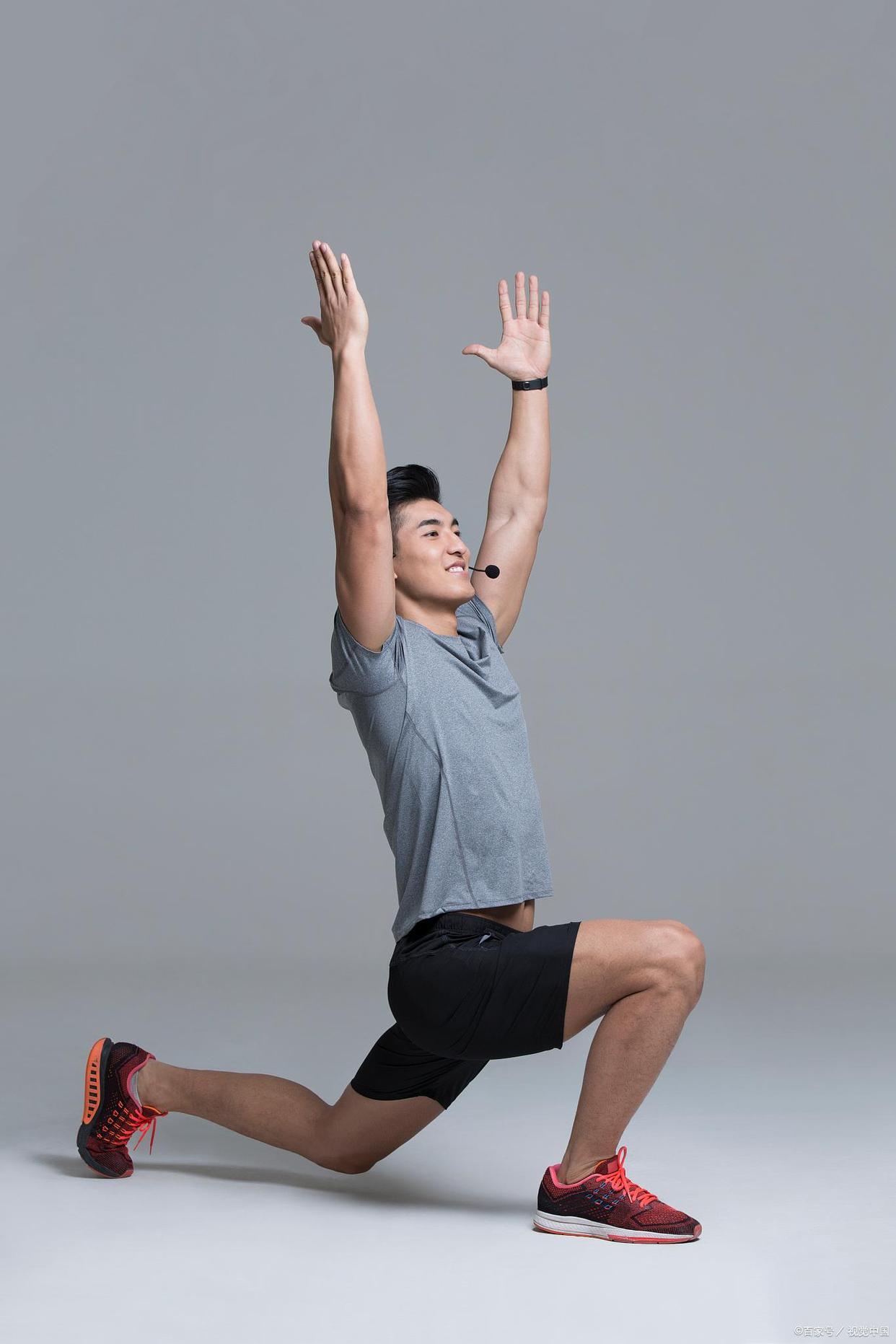 具体动作:身体保持直立,双脚分开与髋同宽