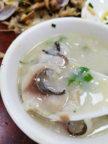 养生粥—鲫鱼薏苡仁粥  功效: 健脾利湿  材料: 鲫鱼50克,大米,薏苡仁