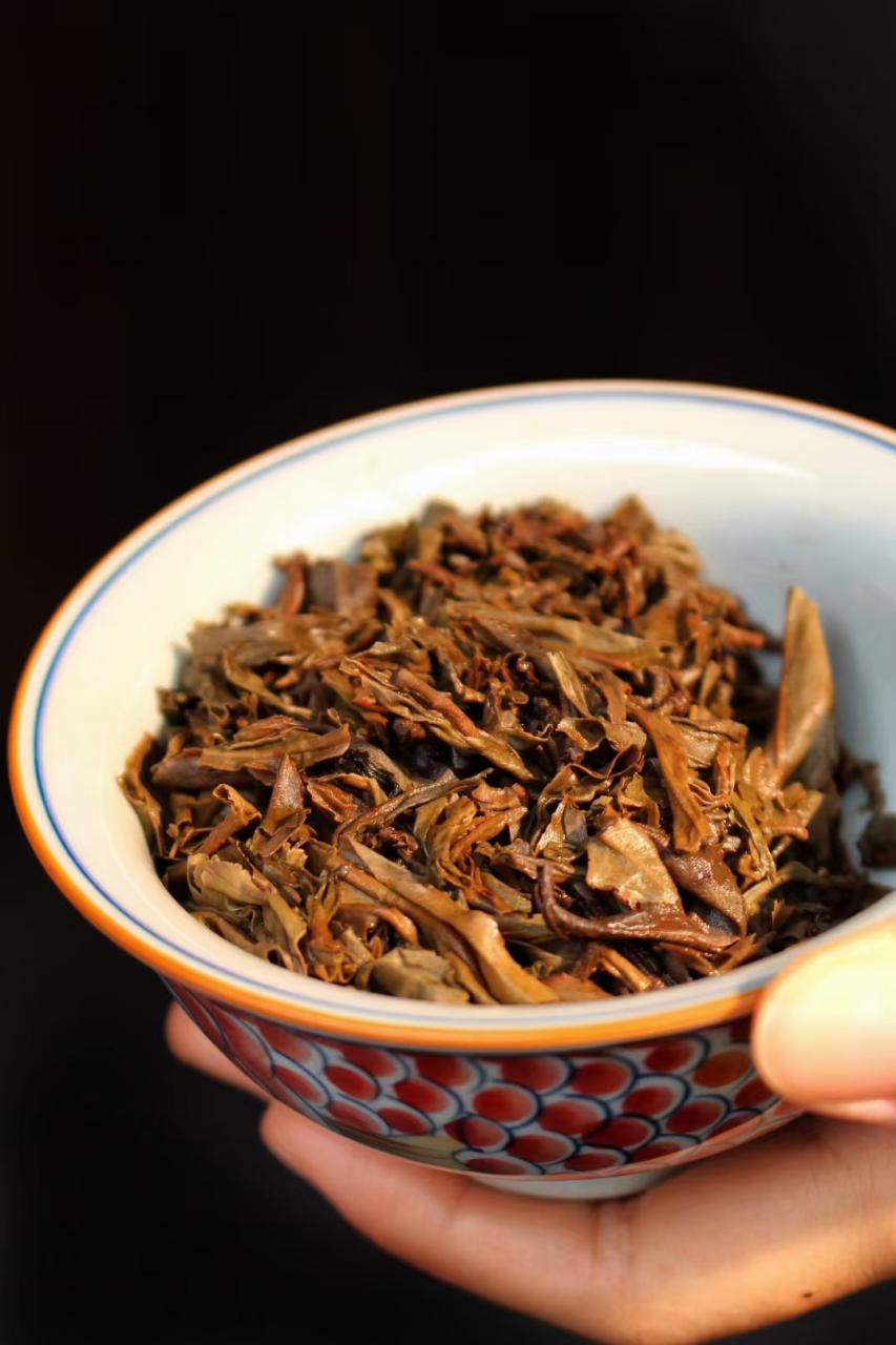 野生茶  15年陈勐海老生茶,转化稳定,每一泡都是精华,茶汤橙红清透,烟