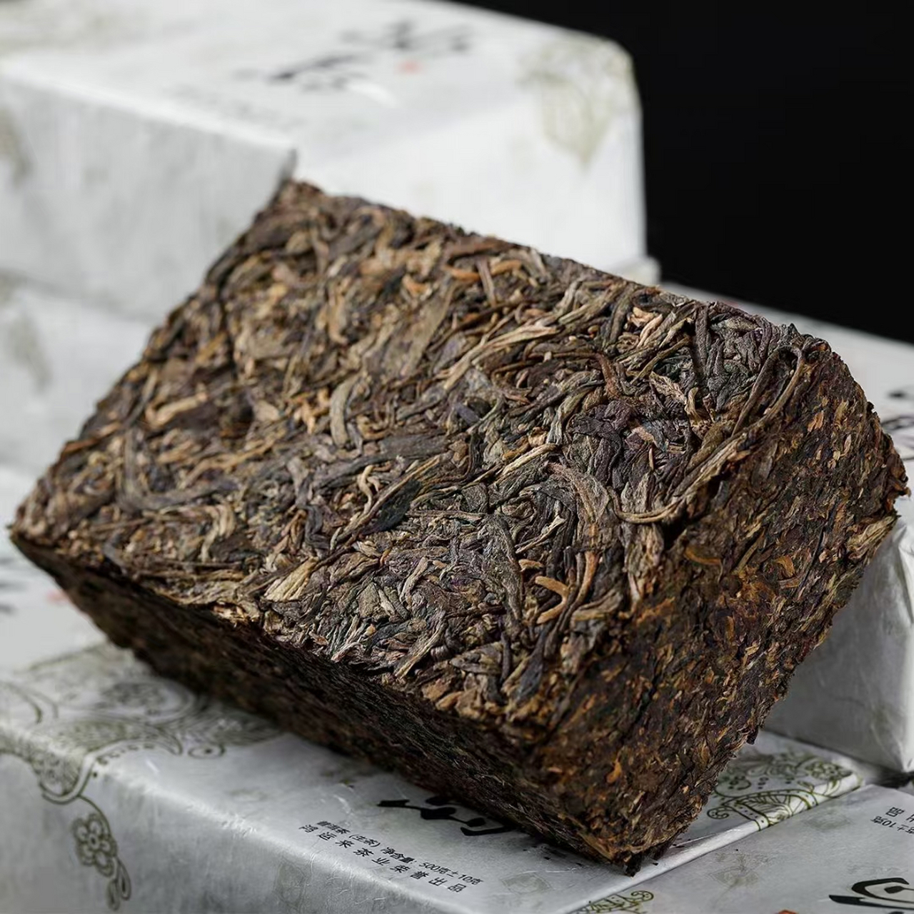 2013年冰岛古树生茶砖95  沿用传统古法手工制作而成,茶砖周正整齐