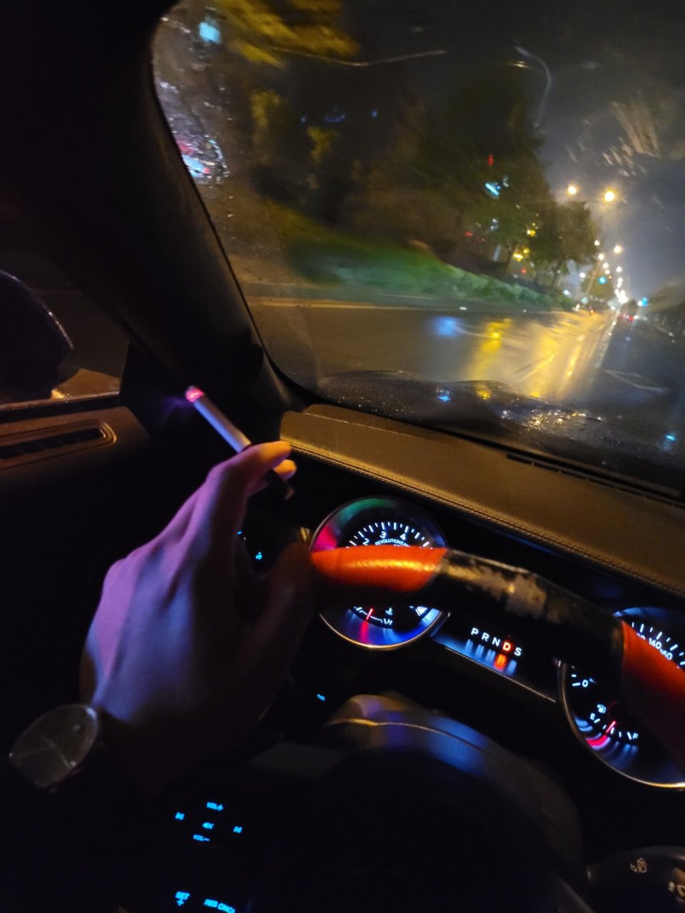 开着车窗抽烟,我抽一半风抽一半,我没跟风计较,可能风也有烦恼吧