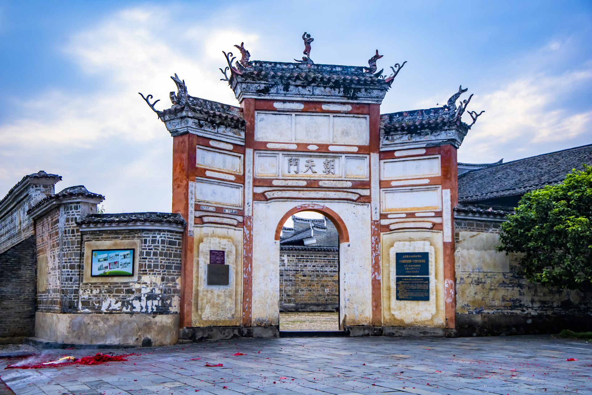 陂下古村古名潭溪,由唐代罗姓开基,南宋初年参军胡晃徙居陂下,渐为