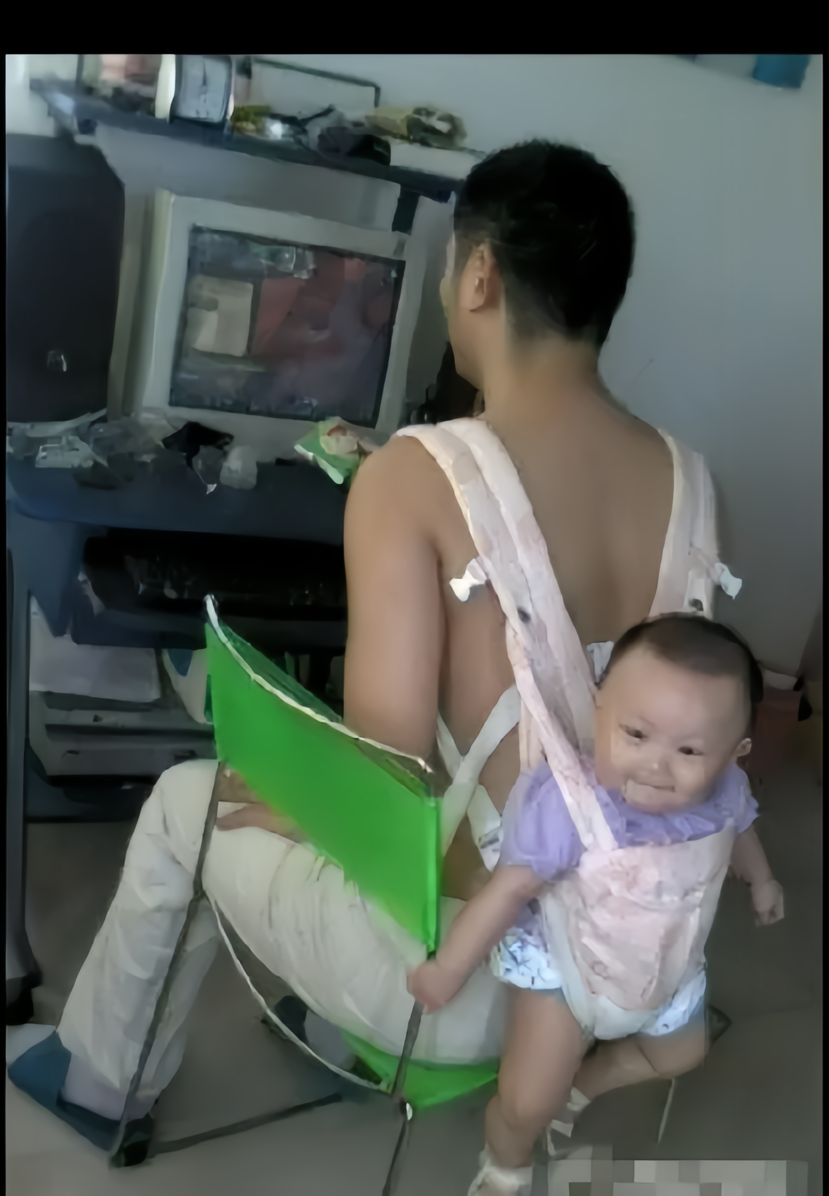 带娃不易,奶爸也辛苦,还得工作挣钱养家糊口,还得带娃,这情况你说怎弄