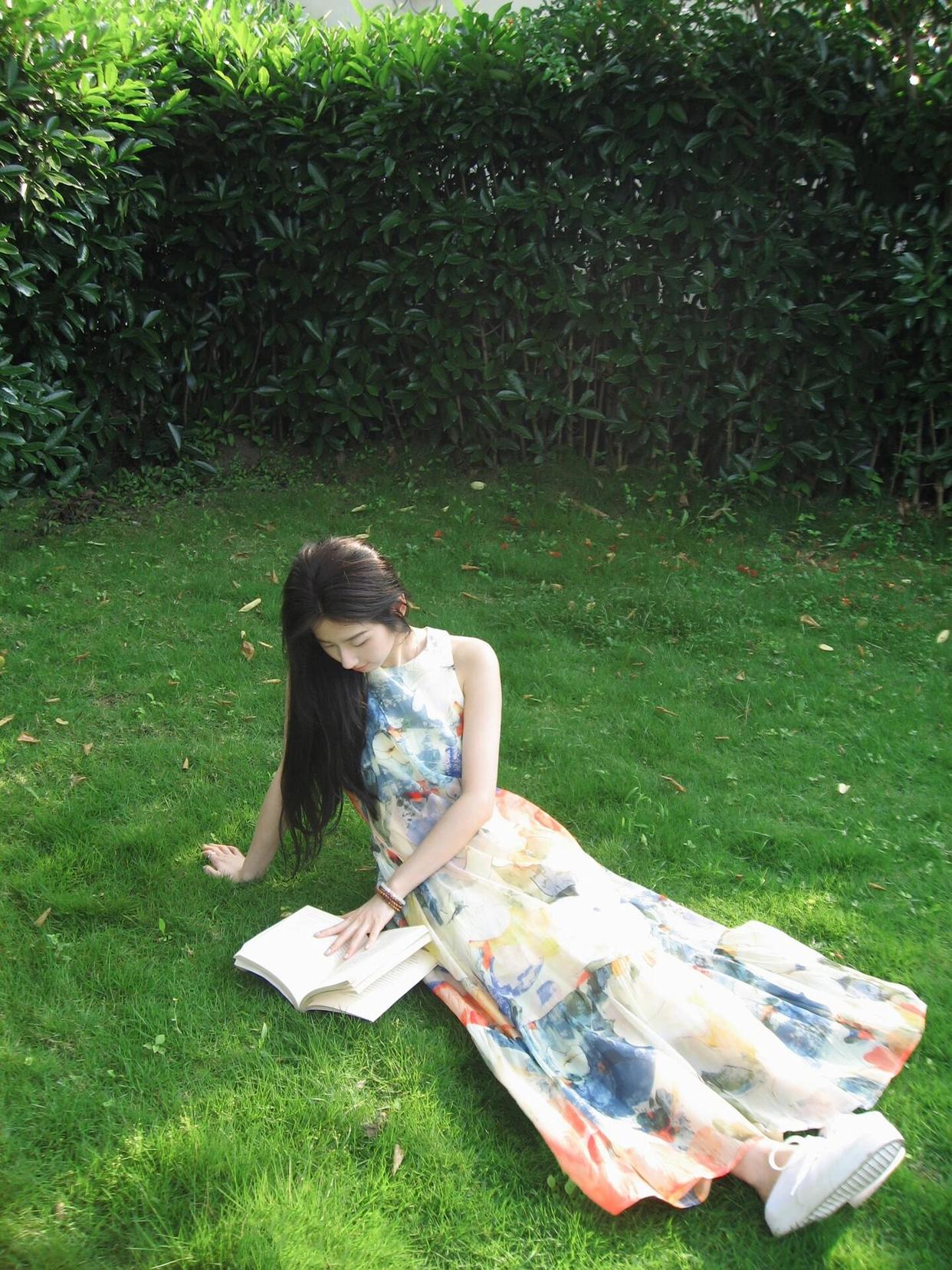 绿茵草地上,女孩专注阅读,清新唯美,如诗如画,虽然这次考试考完了,但