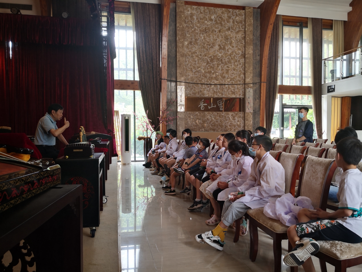 非遗大师金海鸥老师百忙之中抽出宝贵的时间为清听声学的职工子弟们上