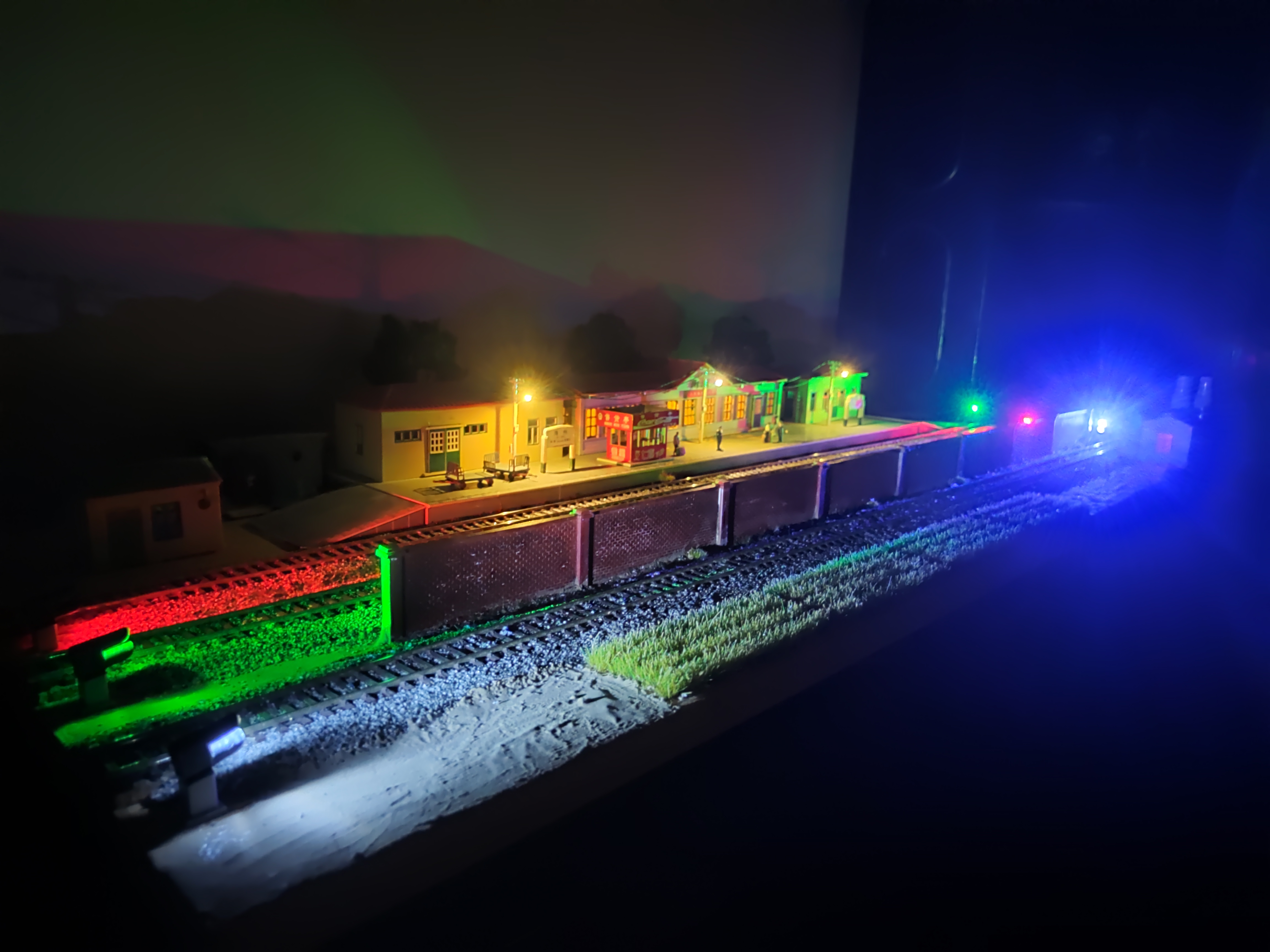 夜色中的海州小站,儿时和小弟一起在海州站玩耍,姥姥姥爷又是海州站老