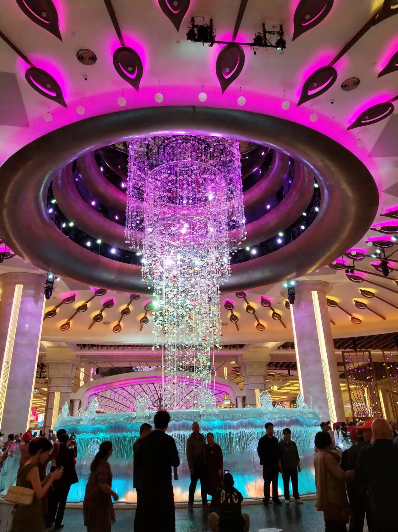 澳门银河酒店的钻石大堂每半小时就会有一次钻石灯光秀,会有一颗巨钻